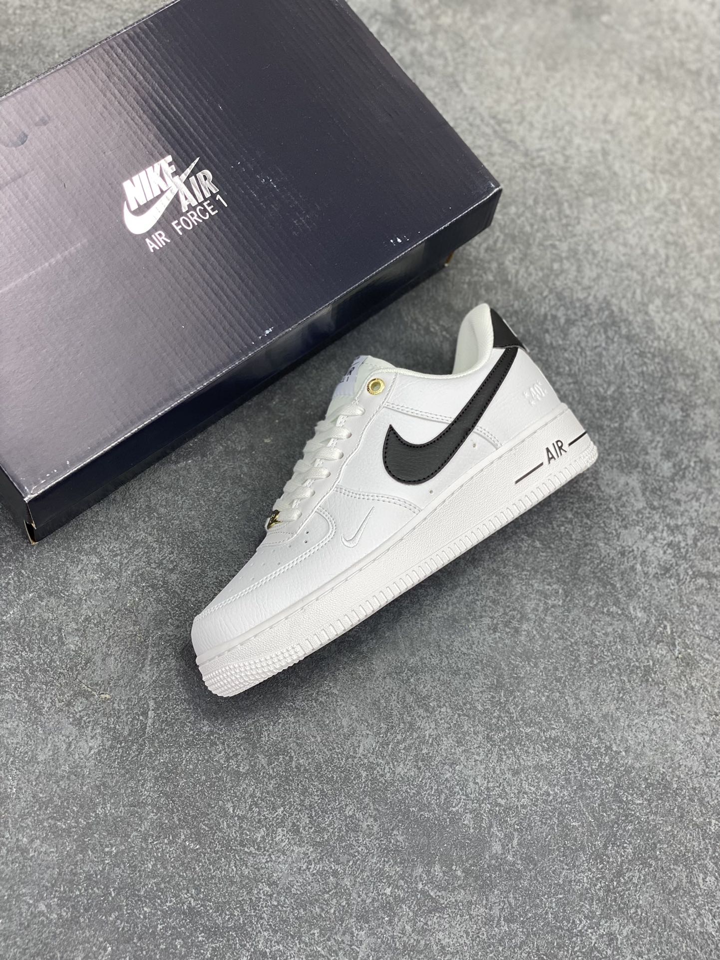 图片[7]-福利特价 Air Force 1 Nike Low 40周年白黑 原楦头原纸板 打造纯正空军版型 专注外贸渠道 全掌内置蜂窝气垫 #原盒配件 原厂中底钢印、拉帮完美 货号：DG7658-100 尺码：36 36.5 37.5 38 38.5 39 40 40.5 41 42 42.5 43 44 44.5 45-选品中心