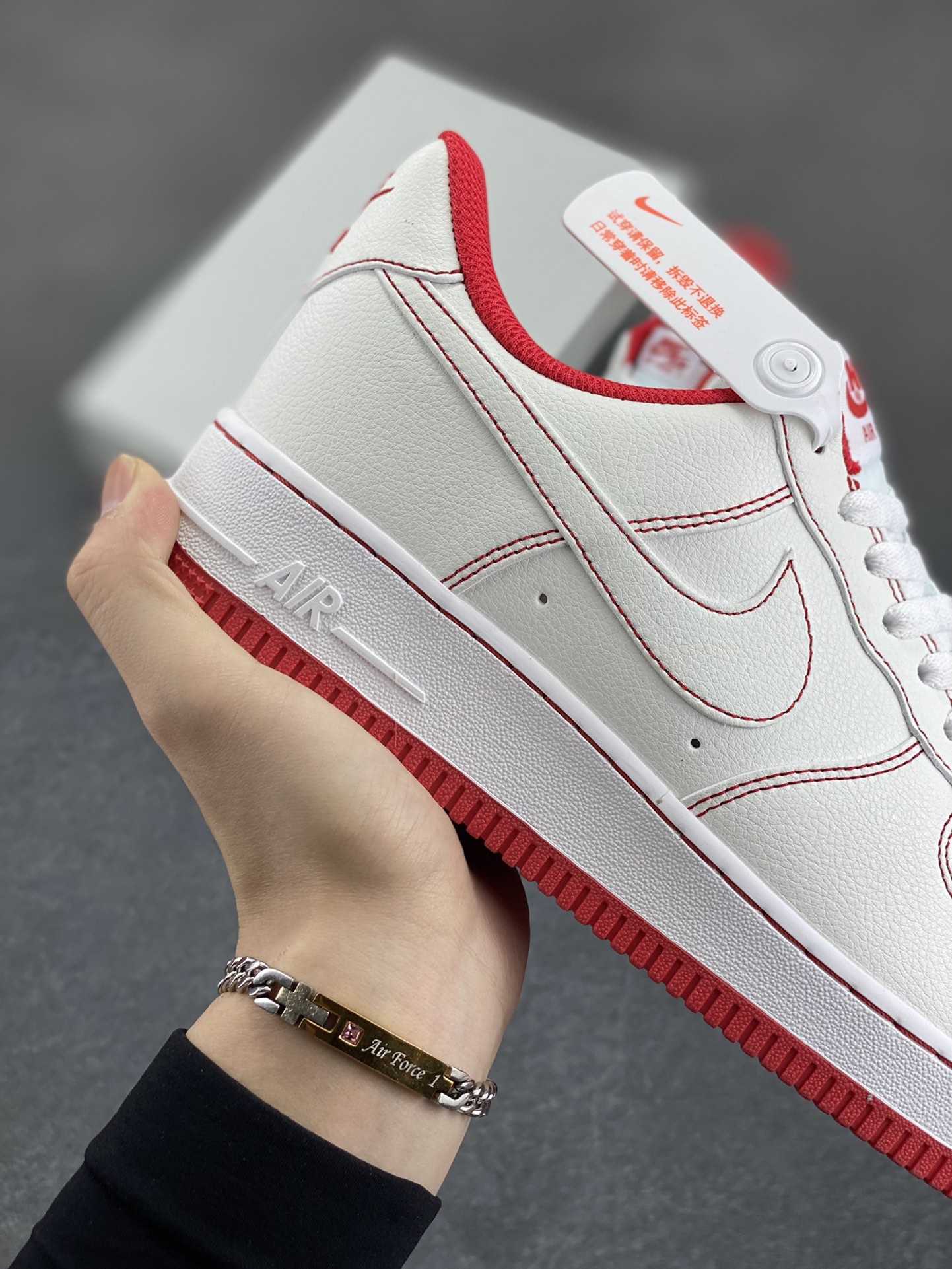 图片[6]-福利特价 Air Force 1 Nike Low 白红缝线 原楦头原纸板 打造纯正空军版型 专注外贸渠道 全掌内置蜂窝气垫 #原盒配件 原厂中底钢印、拉帮完美 货号：CV1724-100 尺码：36 36.5 37.5 38 38.5 39 40 40.5 41 42 42.5 43 44 44.5 45-选品中心