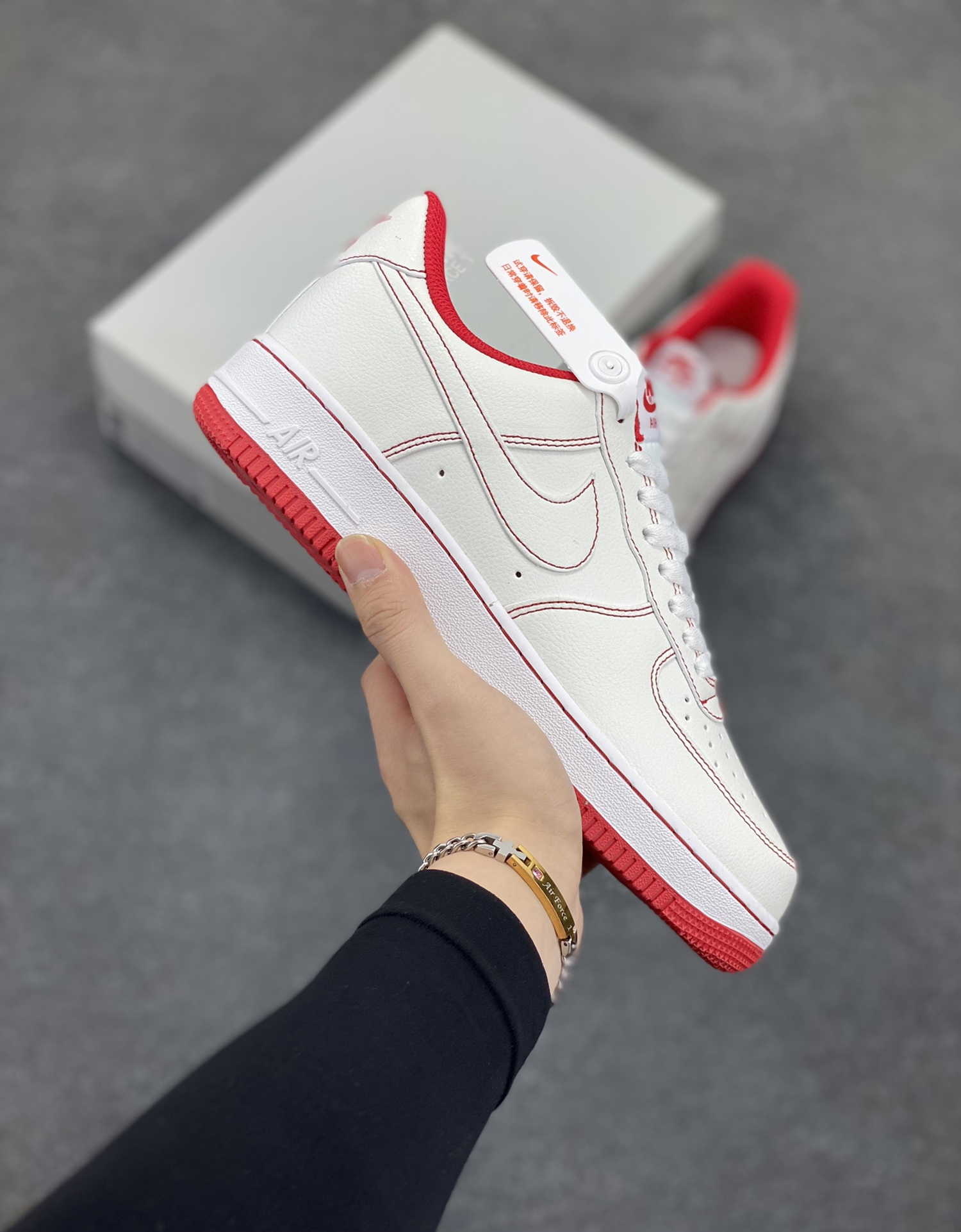福利特价 Air Force 1 Nike Low 白红缝线 原楦头原纸板 打造纯正空军版型 专注外贸渠道 全掌内置蜂窝气垫 #原盒配件 原厂中底钢印、拉帮完美 货号：CV1724-100 尺码：36 36.5 37.5 38 38.5 39 40 40.5 41 42 42.5 43 44 44.5 45-选品中心