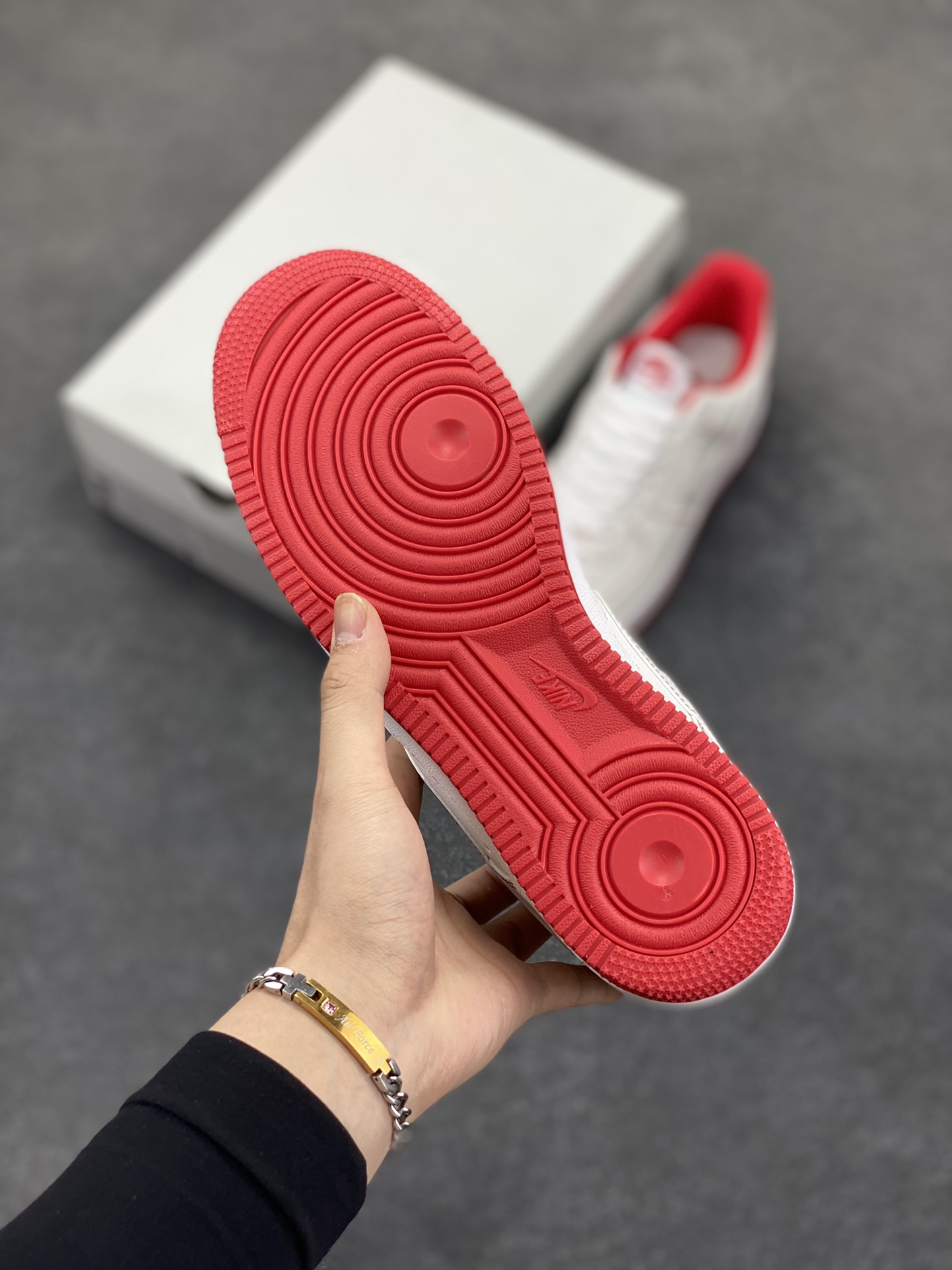 图片[5]-福利特价 Air Force 1 Nike Low 白红缝线 原楦头原纸板 打造纯正空军版型 专注外贸渠道 全掌内置蜂窝气垫 #原盒配件 原厂中底钢印、拉帮完美 货号：CV1724-100 尺码：36 36.5 37.5 38 38.5 39 40 40.5 41 42 42.5 43 44 44.5 45-选品中心