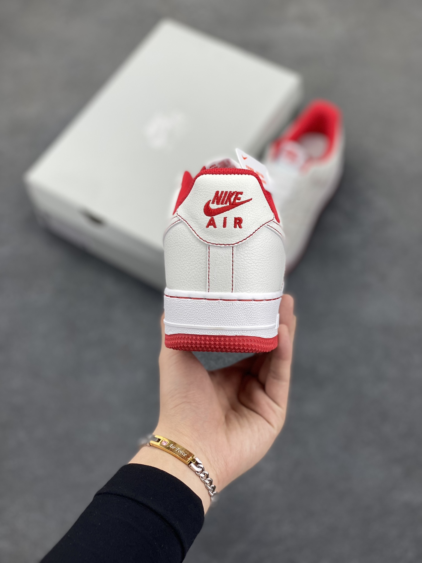 图片[4]-福利特价 Air Force 1 Nike Low 白红缝线 原楦头原纸板 打造纯正空军版型 专注外贸渠道 全掌内置蜂窝气垫 #原盒配件 原厂中底钢印、拉帮完美 货号：CV1724-100 尺码：36 36.5 37.5 38 38.5 39 40 40.5 41 42 42.5 43 44 44.5 45-选品中心