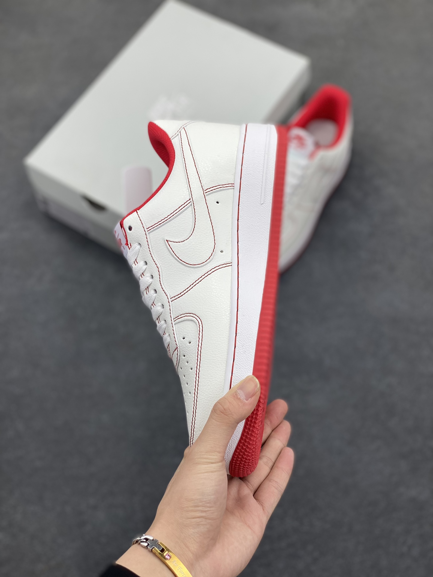 图片[3]-福利特价 Air Force 1 Nike Low 白红缝线 原楦头原纸板 打造纯正空军版型 专注外贸渠道 全掌内置蜂窝气垫 #原盒配件 原厂中底钢印、拉帮完美 货号：CV1724-100 尺码：36 36.5 37.5 38 38.5 39 40 40.5 41 42 42.5 43 44 44.5 45-选品中心