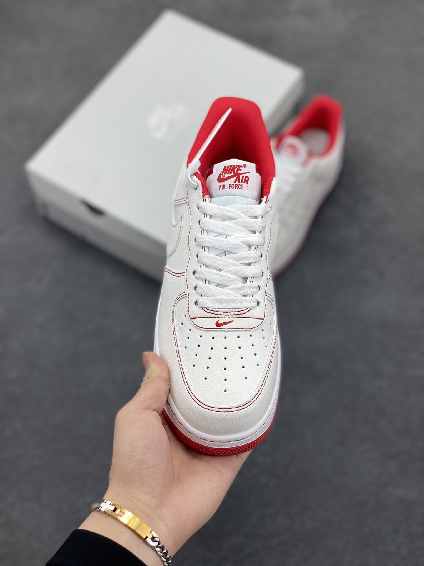 图片[2]-福利特价 Air Force 1 Nike Low 白红缝线 原楦头原纸板 打造纯正空军版型 专注外贸渠道 全掌内置蜂窝气垫 #原盒配件 原厂中底钢印、拉帮完美 货号：CV1724-100 尺码：36 36.5 37.5 38 38.5 39 40 40.5 41 42 42.5 43 44 44.5 45-选品中心