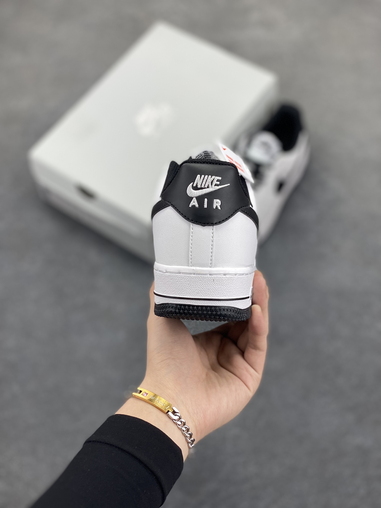 图片[4]-福利特价 Air Force 1 Nike Low 二代白黑 原楦头原纸板 打造纯正空军版型 专注外贸渠道 全掌内置蜂窝气垫 #原盒配件 原厂中底钢印、拉帮完美 货号：DH7561-102 尺码：36 36.5 37.5 38 38.5 39 40 40.5 41 42 42.5 43 44 44.5 45-选品中心