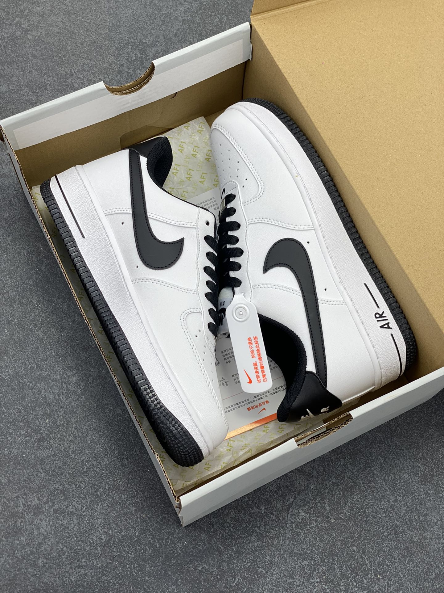 图片[9]-福利特价 Air Force 1 Nike Low 二代白黑 原楦头原纸板 打造纯正空军版型 专注外贸渠道 全掌内置蜂窝气垫 #原盒配件 原厂中底钢印、拉帮完美 货号：DH7561-102 尺码：36 36.5 37.5 38 38.5 39 40 40.5 41 42 42.5 43 44 44.5 45-选品中心