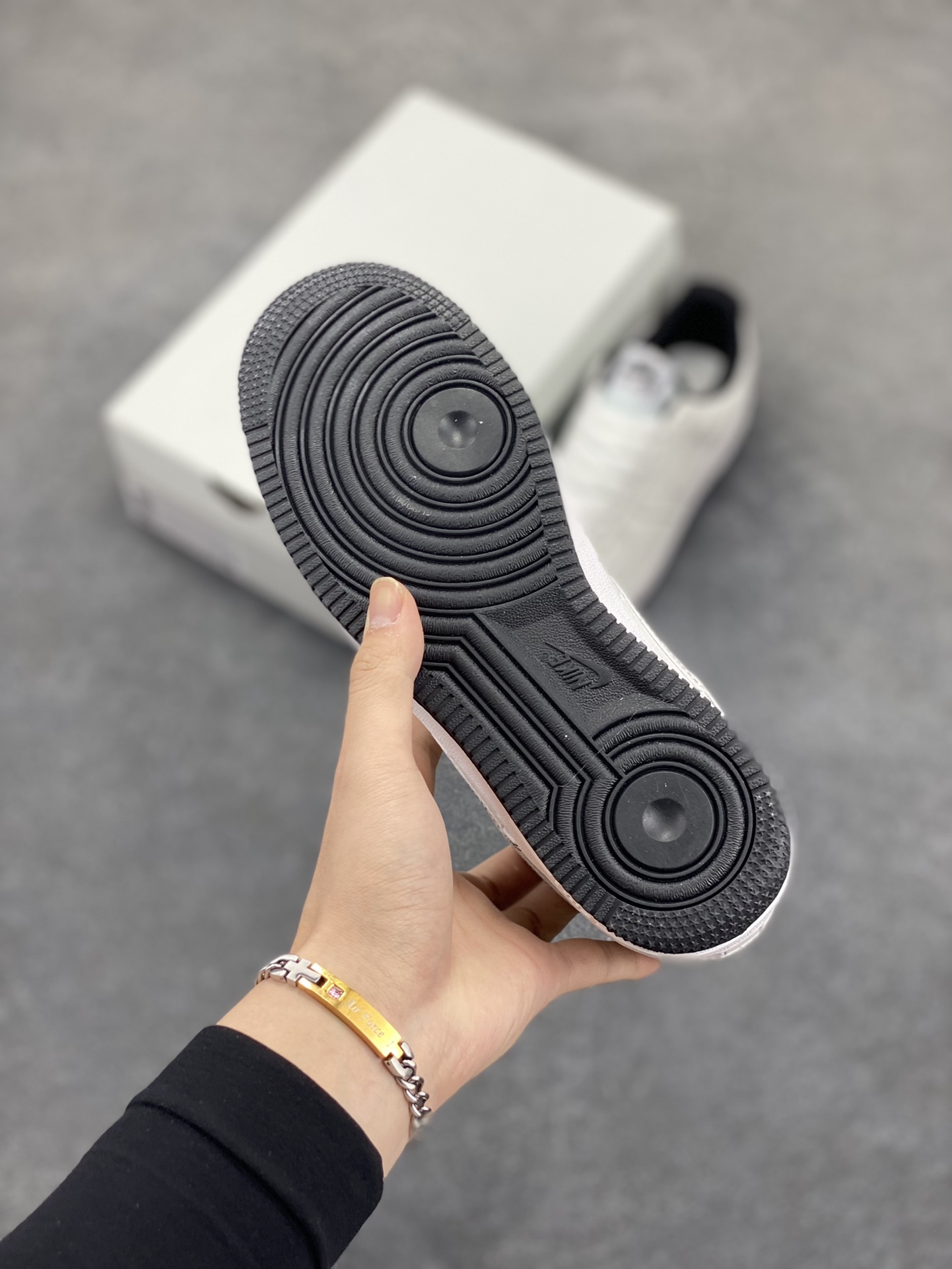 图片[5]-福利特价 Air Force 1 Nike Low 白黑缝线 原楦头原纸板 打造纯正空军版型 专注外贸渠道 全掌内置蜂窝气垫 #原盒配件 原厂中底钢印、拉帮完美 货号：CV1724-104 尺码：36 36.5 37.5 38 38.5 39 40 40.5 41 42 42.5 43 44 44.5 45-选品中心