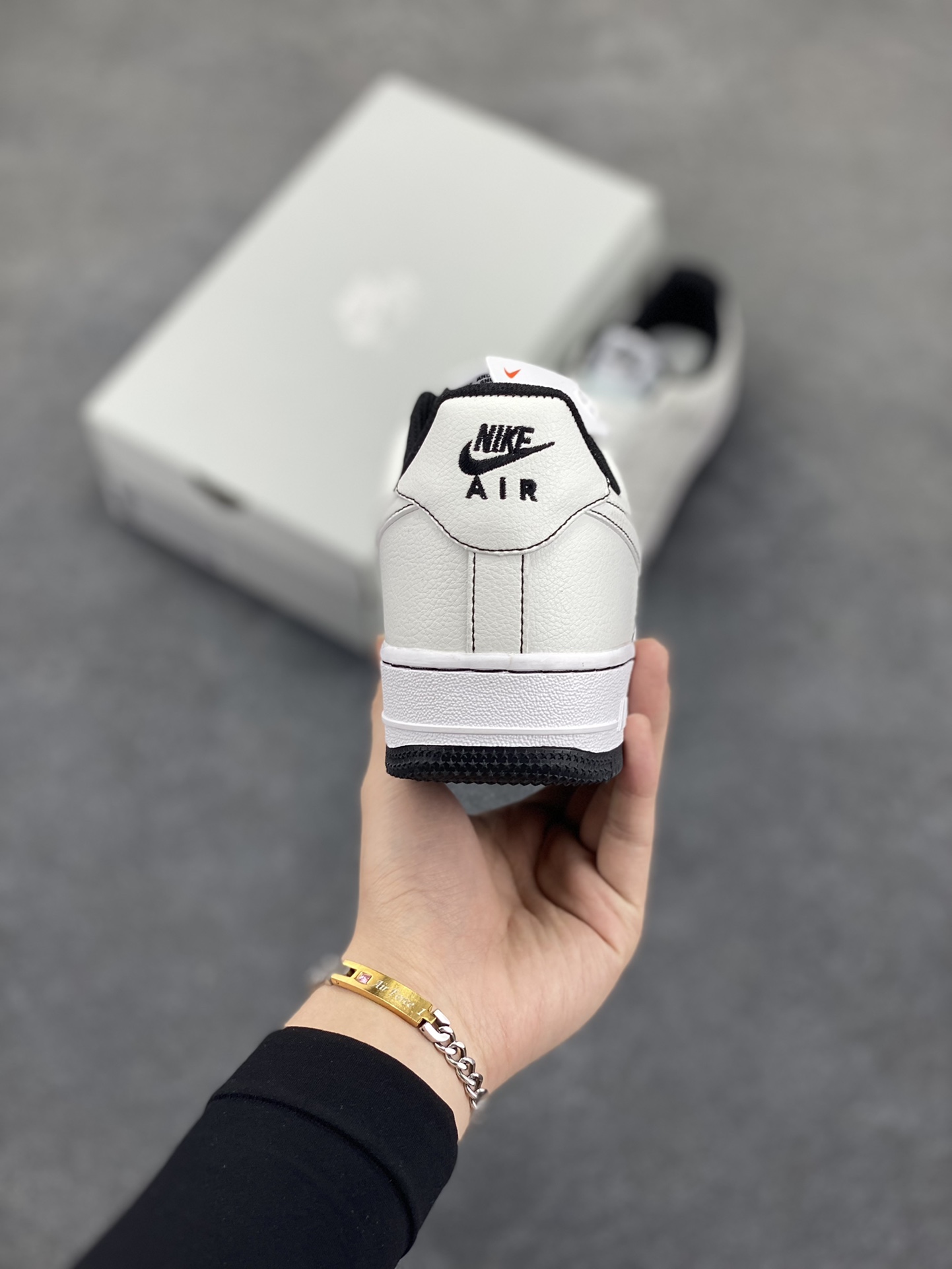 图片[4]-福利特价 Air Force 1 Nike Low 白黑缝线 原楦头原纸板 打造纯正空军版型 专注外贸渠道 全掌内置蜂窝气垫 #原盒配件 原厂中底钢印、拉帮完美 货号：CV1724-104 尺码：36 36.5 37.5 38 38.5 39 40 40.5 41 42 42.5 43 44 44.5 45-选品中心