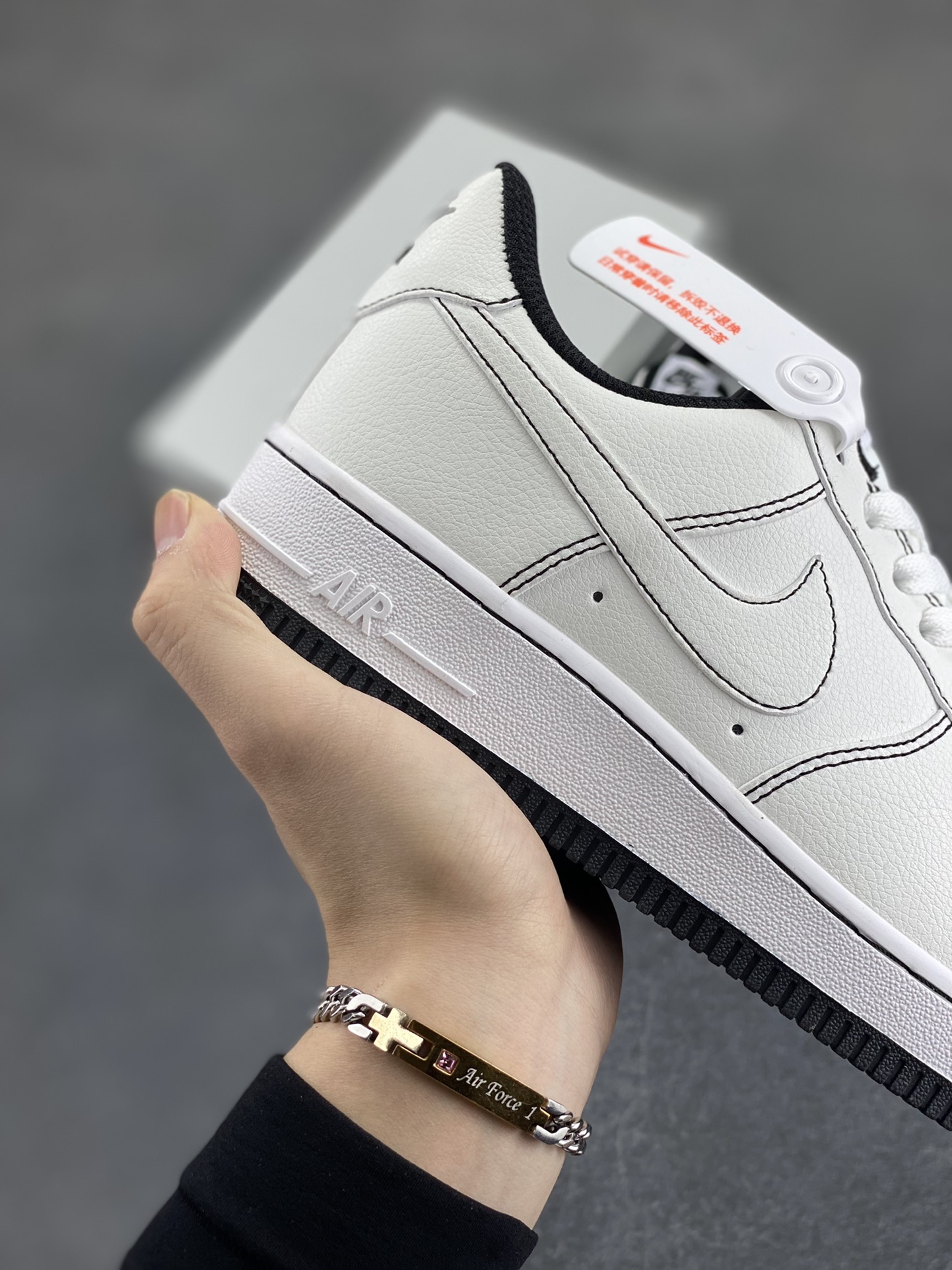 图片[6]-福利特价 Air Force 1 Nike Low 白黑缝线 原楦头原纸板 打造纯正空军版型 专注外贸渠道 全掌内置蜂窝气垫 #原盒配件 原厂中底钢印、拉帮完美 货号：CV1724-104 尺码：36 36.5 37.5 38 38.5 39 40 40.5 41 42 42.5 43 44 44.5 45-选品中心