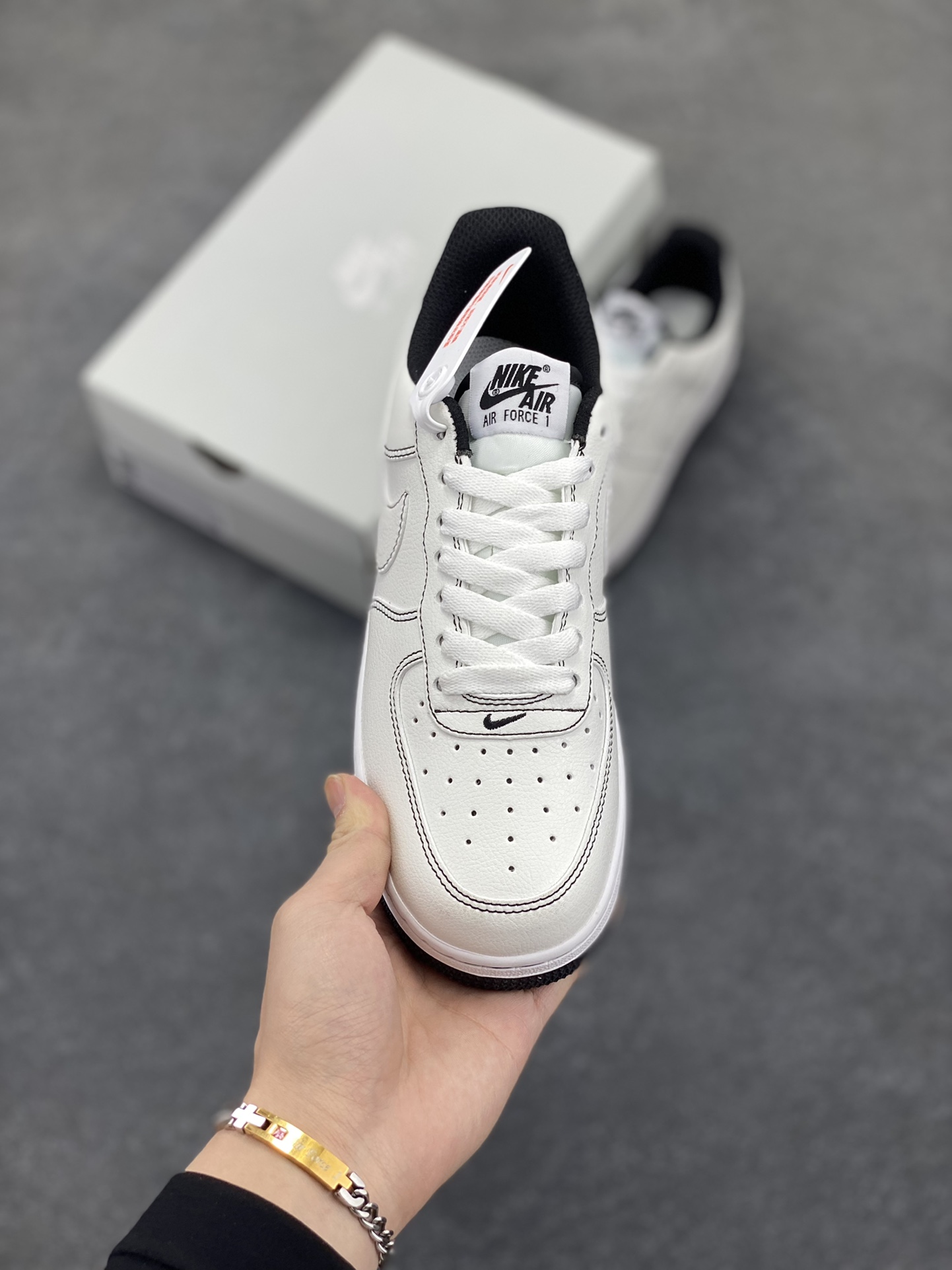 图片[2]-福利特价 Air Force 1 Nike Low 白黑缝线 原楦头原纸板 打造纯正空军版型 专注外贸渠道 全掌内置蜂窝气垫 #原盒配件 原厂中底钢印、拉帮完美 货号：CV1724-104 尺码：36 36.5 37.5 38 38.5 39 40 40.5 41 42 42.5 43 44 44.5 45-选品中心