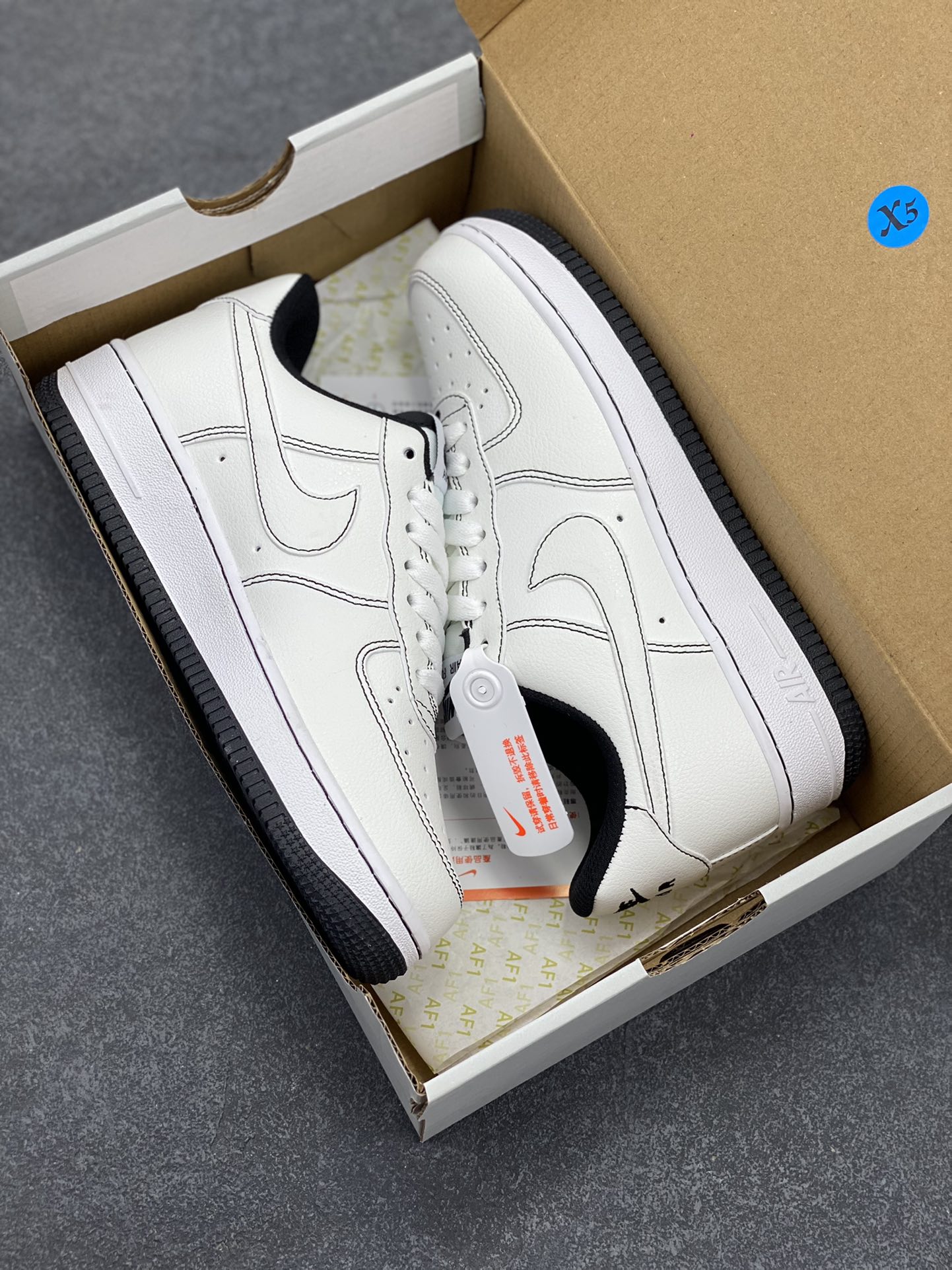 图片[9]-福利特价 Air Force 1 Nike Low 白黑缝线 原楦头原纸板 打造纯正空军版型 专注外贸渠道 全掌内置蜂窝气垫 #原盒配件 原厂中底钢印、拉帮完美 货号：CV1724-104 尺码：36 36.5 37.5 38 38.5 39 40 40.5 41 42 42.5 43 44 44.5 45-选品中心