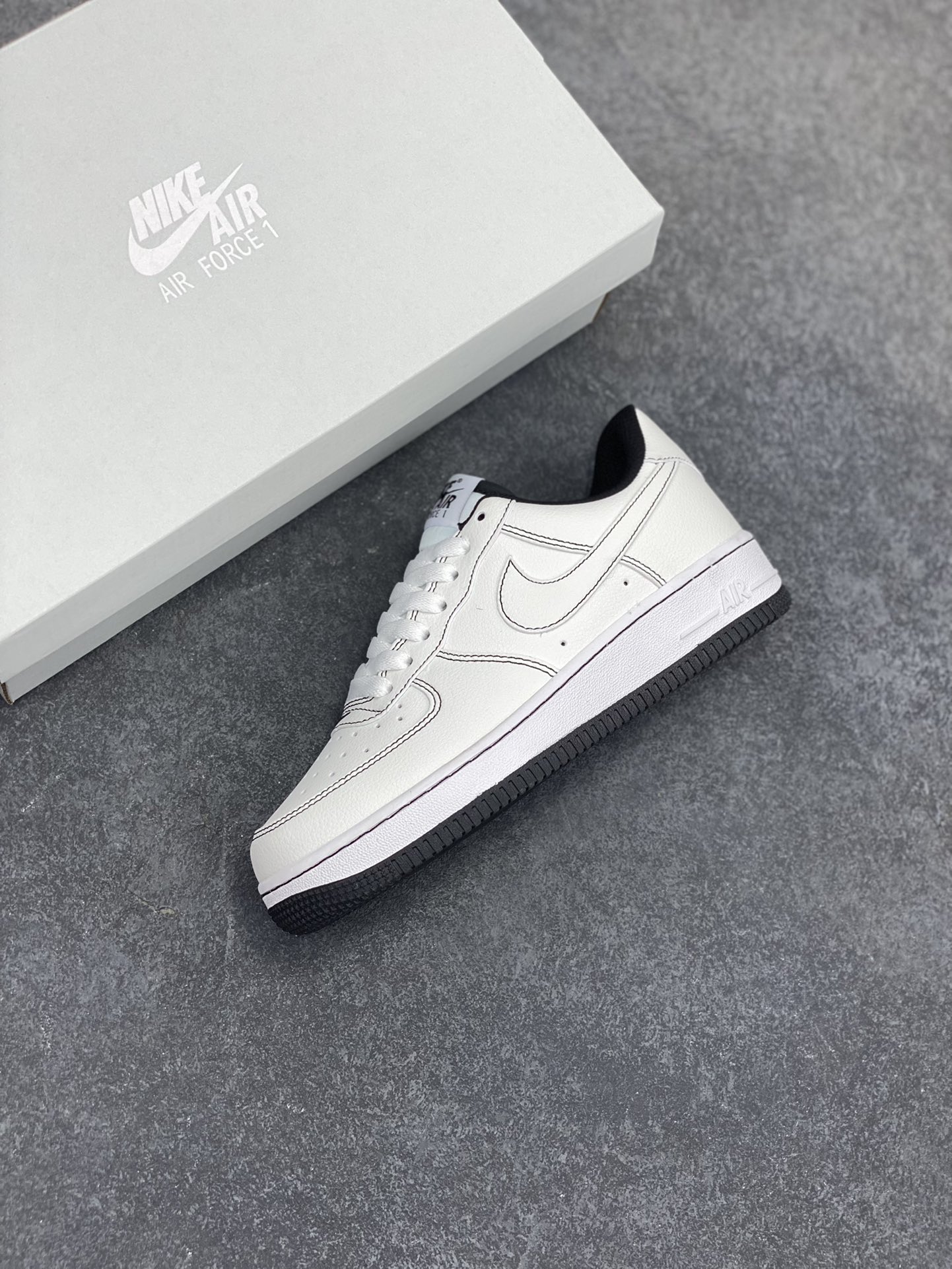 图片[7]-福利特价 Air Force 1 Nike Low 白黑缝线 原楦头原纸板 打造纯正空军版型 专注外贸渠道 全掌内置蜂窝气垫 #原盒配件 原厂中底钢印、拉帮完美 货号：CV1724-104 尺码：36 36.5 37.5 38 38.5 39 40 40.5 41 42 42.5 43 44 44.5 45-选品中心