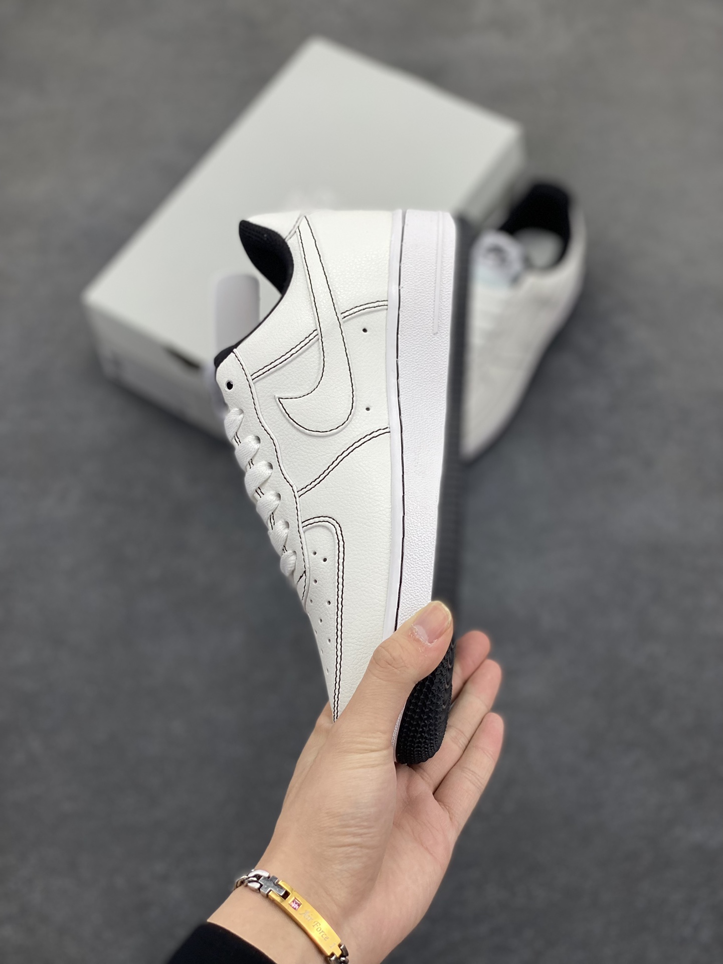 图片[3]-福利特价 Air Force 1 Nike Low 白黑缝线 原楦头原纸板 打造纯正空军版型 专注外贸渠道 全掌内置蜂窝气垫 #原盒配件 原厂中底钢印、拉帮完美 货号：CV1724-104 尺码：36 36.5 37.5 38 38.5 39 40 40.5 41 42 42.5 43 44 44.5 45-选品中心