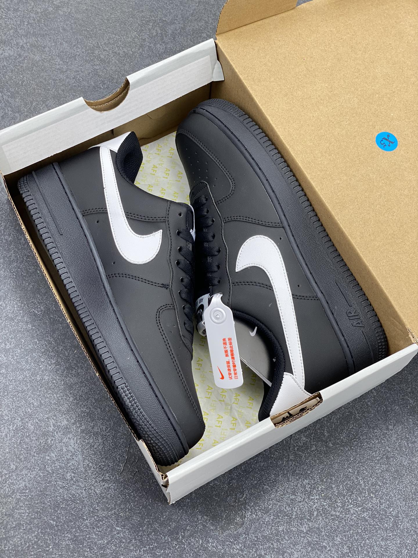 图片[9]-福利特价 Air Force 1 Nike Low 黑白 原楦头原纸板 打造纯正空军版型 专注外贸渠道 全掌内置蜂窝气垫 #原盒配件 原厂中底钢印、拉帮完美 货号：CQ0492-001 尺码：36 36.5 37.5 38 38.5 39 40 40.5 41 42 42.5 43 44 44.5 45-选品中心