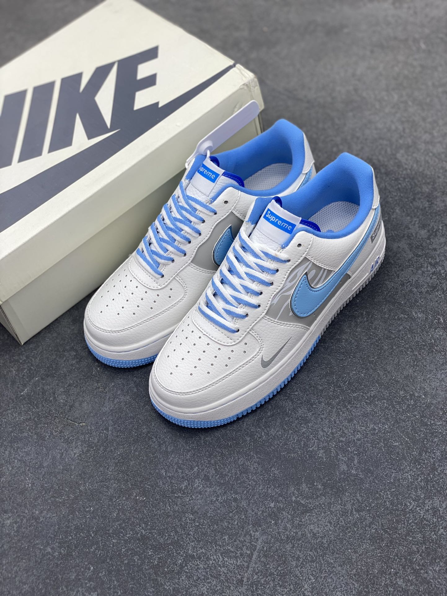 图片[8]-NIke Air Force 1 \’07 Low “Supreme联名”空军一号 低帮 运动鞋 休闲鞋 折边针车 工艺难度大 原楦头原纸板 原装鞋盒 定制五金配件 内置全掌气垫 原厂鞋底 货号：DQ6628-155 尺码：36 36.5 37.5 38 38.5 39 40 40.5 41 42 42.5 43 44 44.5 45-选品中心