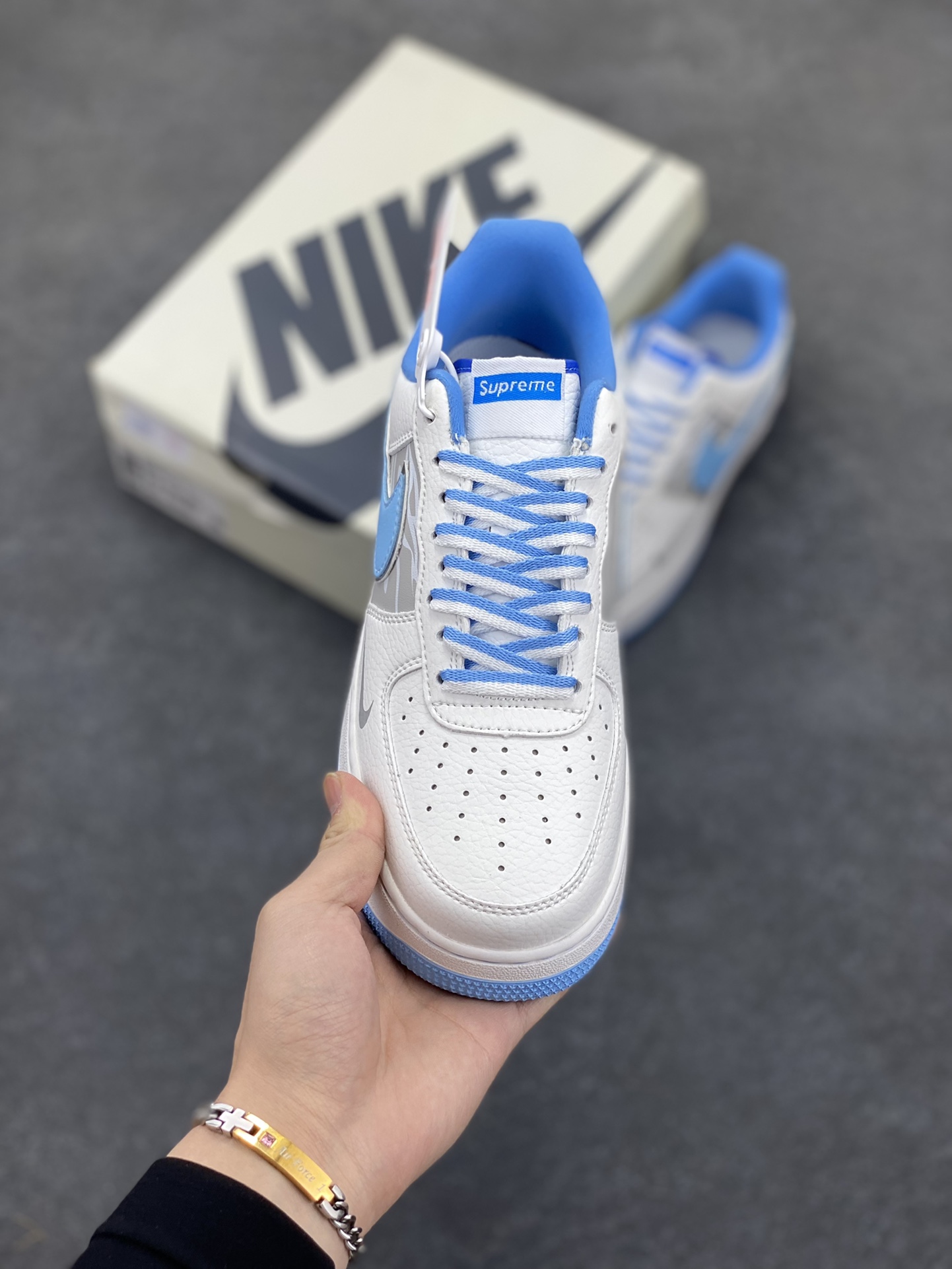 图片[2]-NIke Air Force 1 \’07 Low “Supreme联名”空军一号 低帮 运动鞋 休闲鞋 折边针车 工艺难度大 原楦头原纸板 原装鞋盒 定制五金配件 内置全掌气垫 原厂鞋底 货号：DQ6628-155 尺码：36 36.5 37.5 38 38.5 39 40 40.5 41 42 42.5 43 44 44.5 45-选品中心