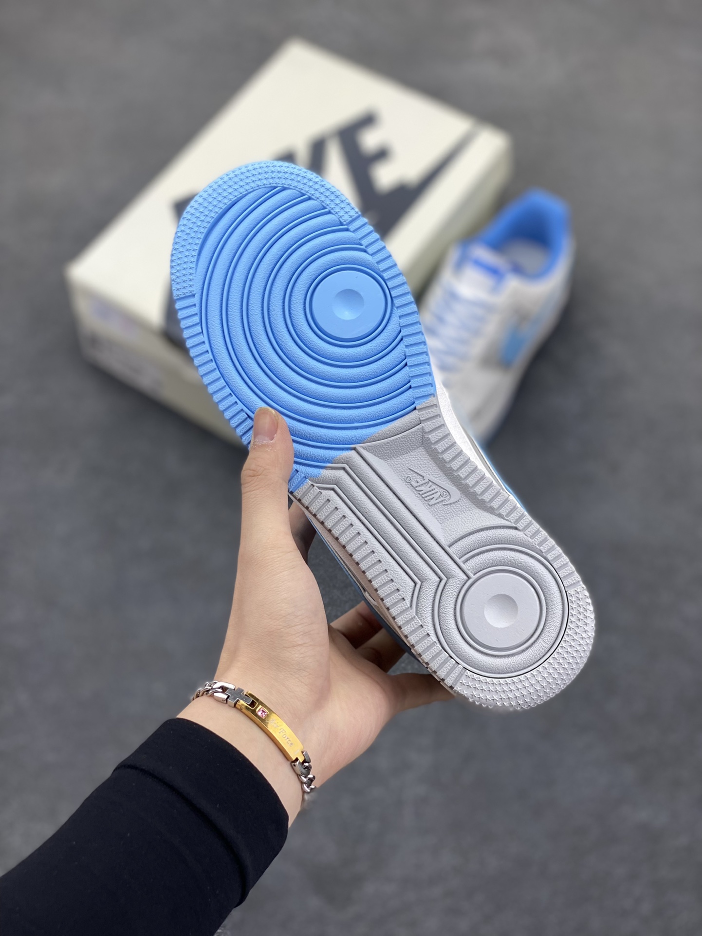 图片[5]-NIke Air Force 1 \’07 Low “Supreme联名”空军一号 低帮 运动鞋 休闲鞋 折边针车 工艺难度大 原楦头原纸板 原装鞋盒 定制五金配件 内置全掌气垫 原厂鞋底 货号：DQ6628-155 尺码：36 36.5 37.5 38 38.5 39 40 40.5 41 42 42.5 43 44 44.5 45-选品中心