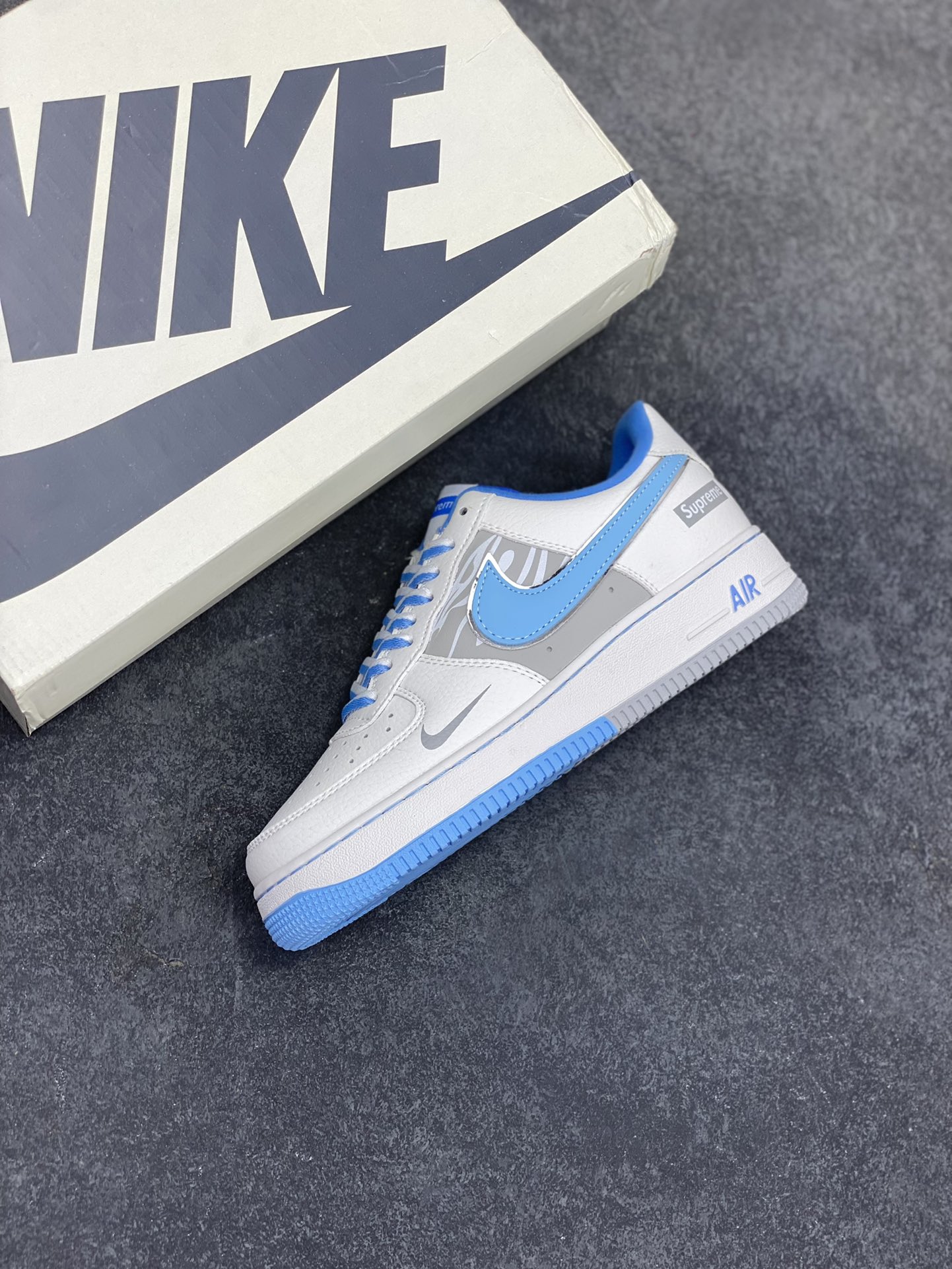 图片[7]-NIke Air Force 1 \’07 Low “Supreme联名”空军一号 低帮 运动鞋 休闲鞋 折边针车 工艺难度大 原楦头原纸板 原装鞋盒 定制五金配件 内置全掌气垫 原厂鞋底 货号：DQ6628-155 尺码：36 36.5 37.5 38 38.5 39 40 40.5 41 42 42.5 43 44 44.5 45-选品中心