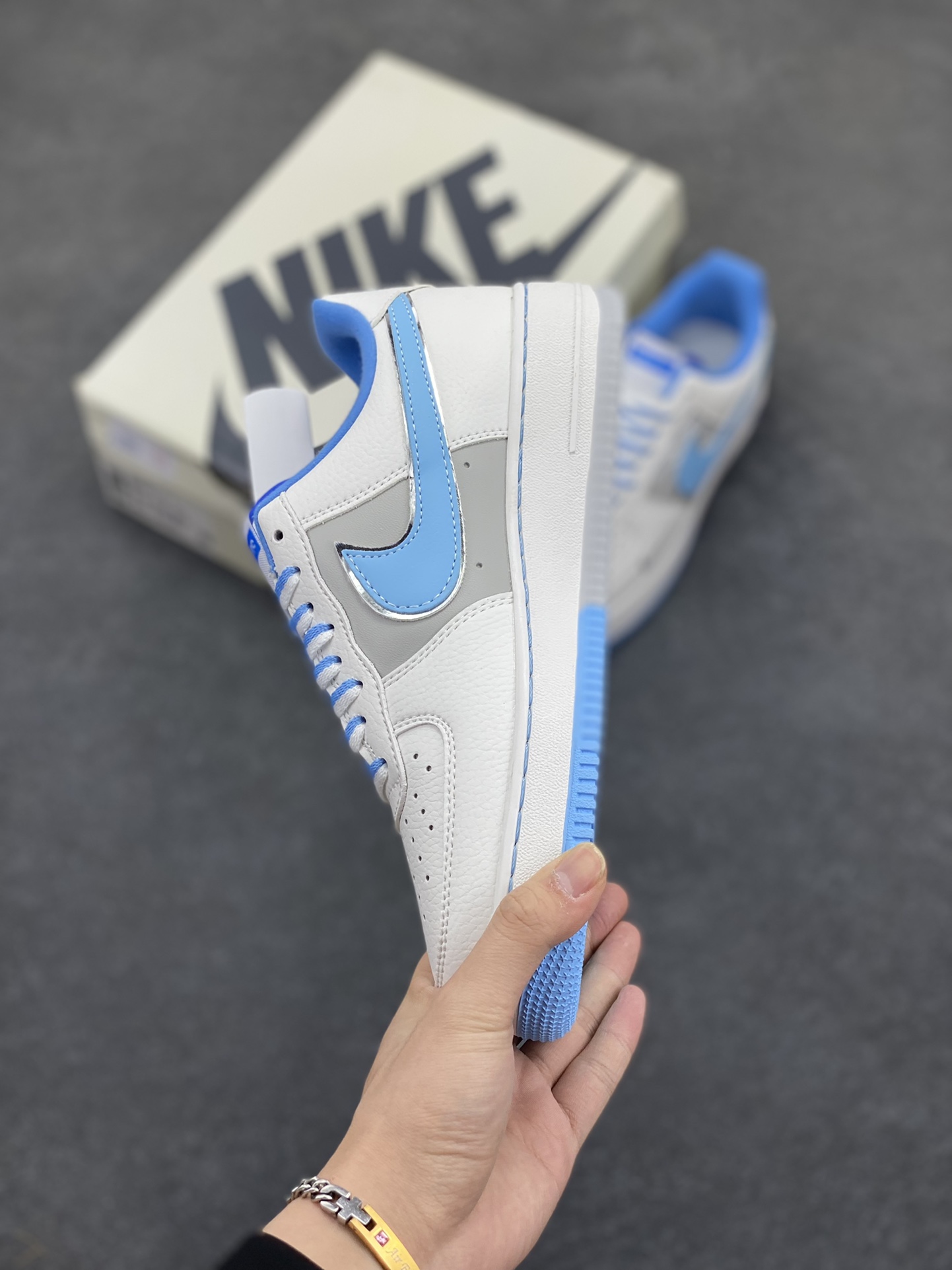 图片[3]-NIke Air Force 1 \’07 Low “Supreme联名”空军一号 低帮 运动鞋 休闲鞋 折边针车 工艺难度大 原楦头原纸板 原装鞋盒 定制五金配件 内置全掌气垫 原厂鞋底 货号：DQ6628-155 尺码：36 36.5 37.5 38 38.5 39 40 40.5 41 42 42.5 43 44 44.5 45-选品中心