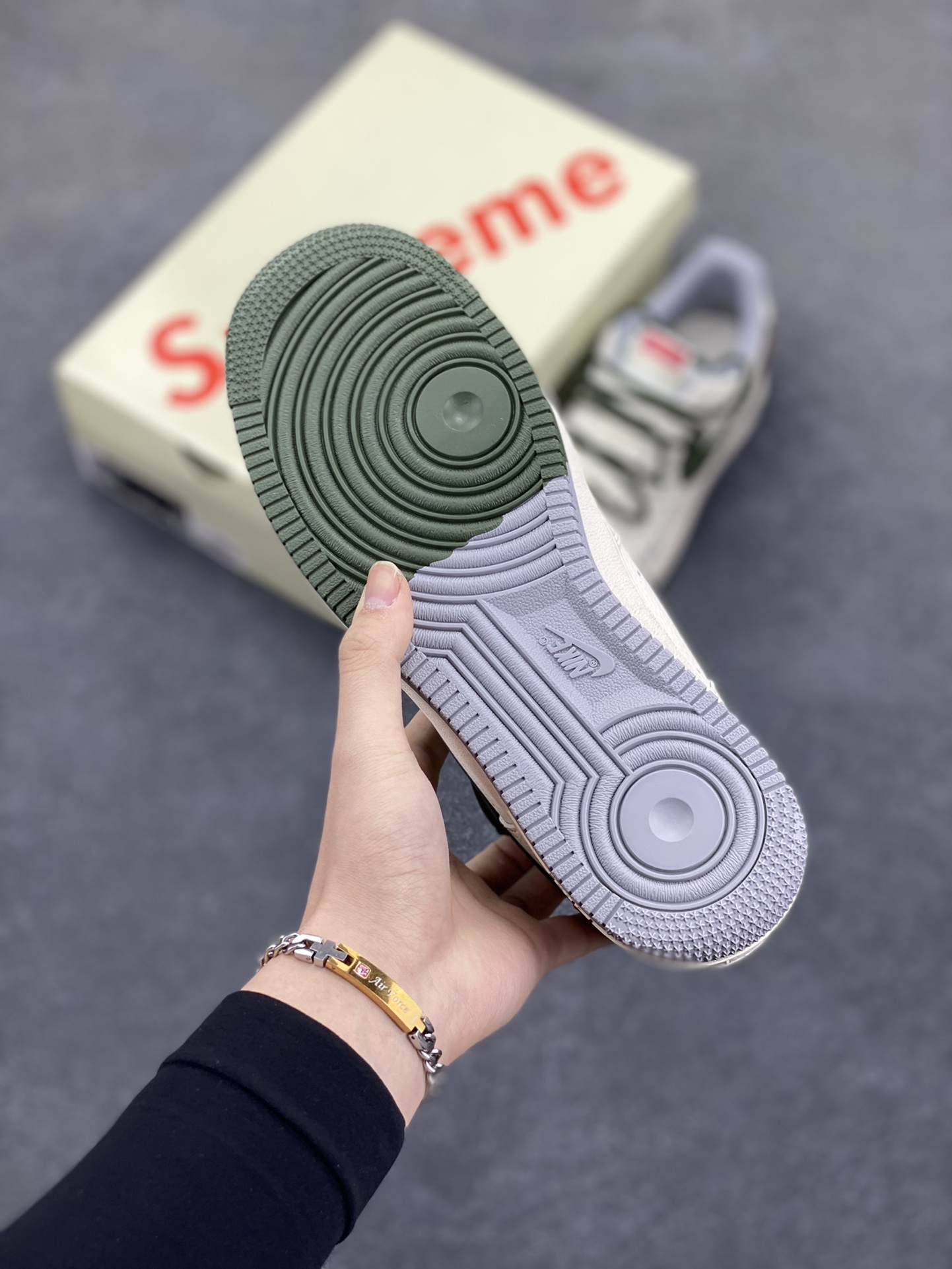 图片[5]-NIke Air Force 1 \’07 Low “Supreme联名——双拼灰绿抽绳”空军一号 低帮 运动鞋 休闲鞋 折边针车 工艺难度大 原楦头原纸板 原装鞋盒 定制五金配件 内置全掌气垫 原厂鞋底 货号：DM6868-070 尺码：36 36.5 37.5 38 38.5 39 40 40.5 41 42 42.5 43 44 44.5 45-选品中心