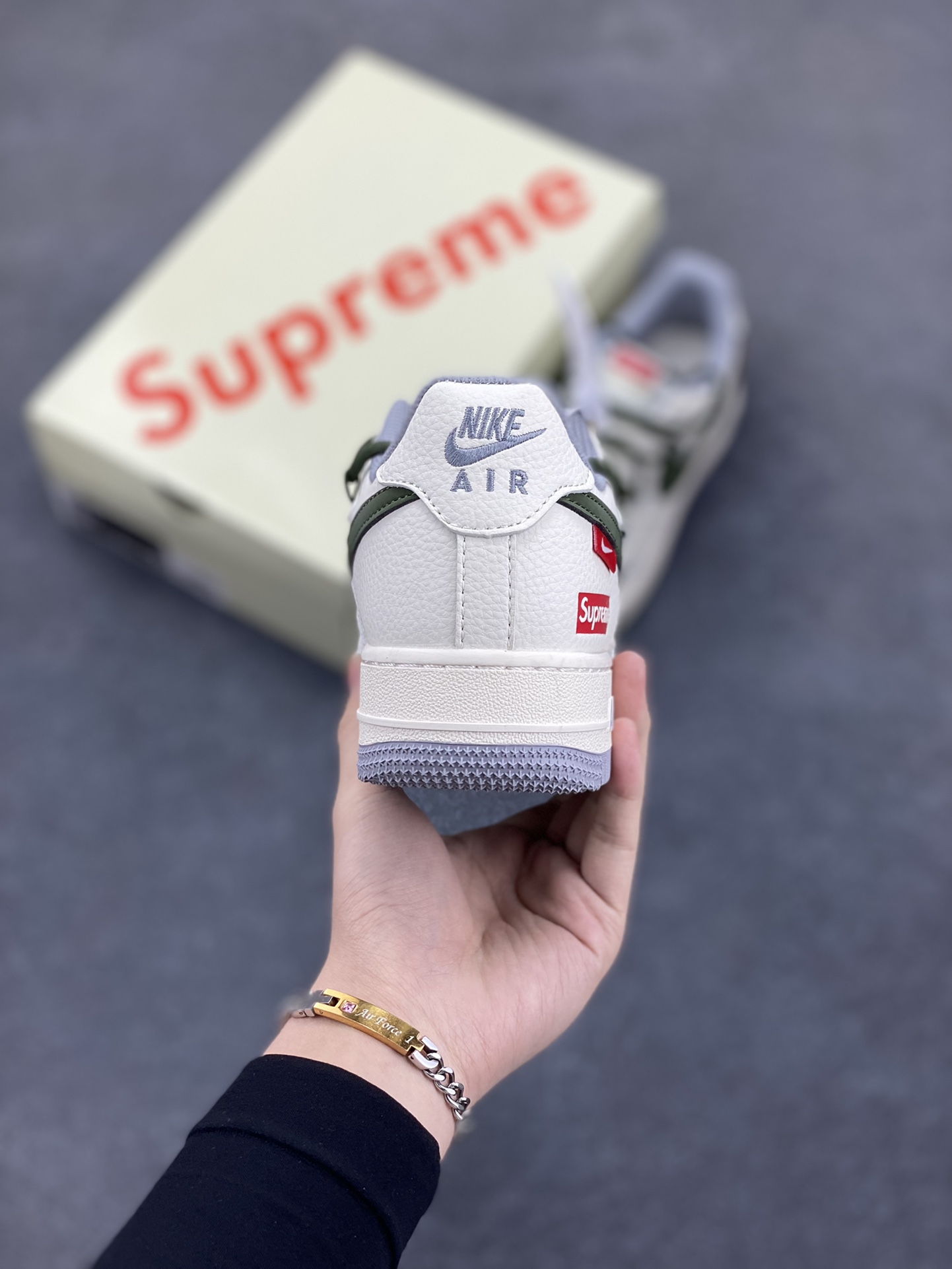 图片[4]-NIke Air Force 1 \’07 Low “Supreme联名——双拼灰绿抽绳”空军一号 低帮 运动鞋 休闲鞋 折边针车 工艺难度大 原楦头原纸板 原装鞋盒 定制五金配件 内置全掌气垫 原厂鞋底 货号：DM6868-070 尺码：36 36.5 37.5 38 38.5 39 40 40.5 41 42 42.5 43 44 44.5 45-选品中心