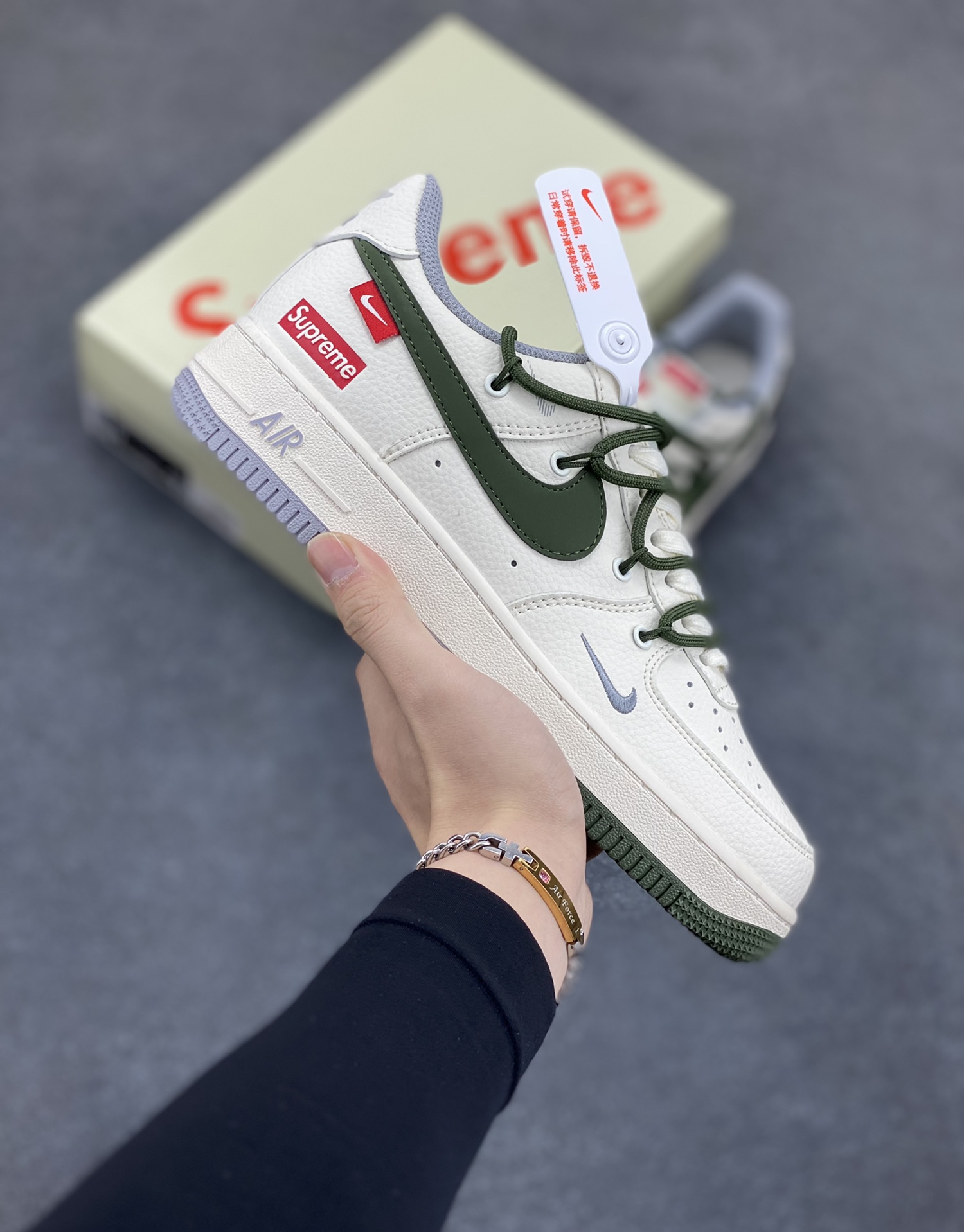 NIke Air Force 1 \'07 Low “Supreme联名——双拼灰绿抽绳”空军一号 低帮 运动鞋 休闲鞋 折边针车 工艺难度大 原楦头原纸板 原装鞋盒 定制五金配件 内置全掌气垫 原厂鞋底 货号：DM6868-070 尺码：36 36.5 37.5 38 38.5 39 40 40.5 41 42 42.5 43 44 44.5 45-选品中心