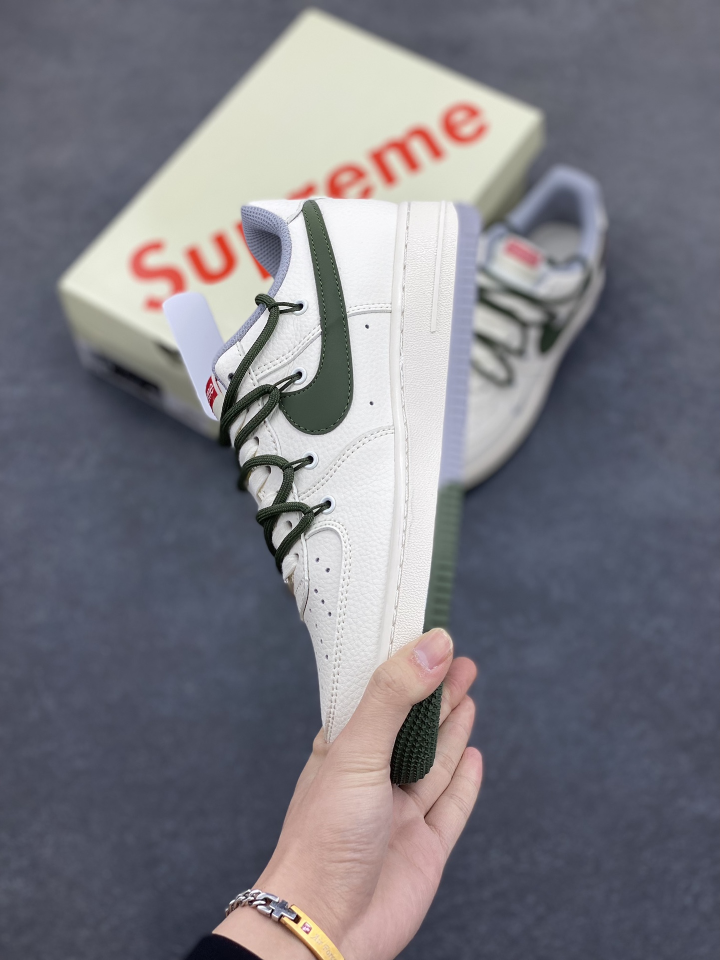 图片[3]-NIke Air Force 1 \’07 Low “Supreme联名——双拼灰绿抽绳”空军一号 低帮 运动鞋 休闲鞋 折边针车 工艺难度大 原楦头原纸板 原装鞋盒 定制五金配件 内置全掌气垫 原厂鞋底 货号：DM6868-070 尺码：36 36.5 37.5 38 38.5 39 40 40.5 41 42 42.5 43 44 44.5 45-选品中心