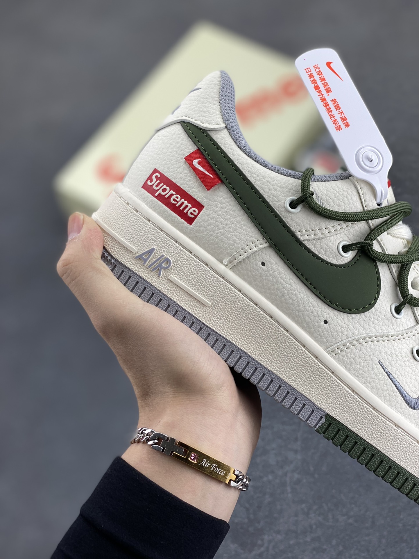 图片[6]-NIke Air Force 1 \’07 Low “Supreme联名——双拼灰绿抽绳”空军一号 低帮 运动鞋 休闲鞋 折边针车 工艺难度大 原楦头原纸板 原装鞋盒 定制五金配件 内置全掌气垫 原厂鞋底 货号：DM6868-070 尺码：36 36.5 37.5 38 38.5 39 40 40.5 41 42 42.5 43 44 44.5 45-选品中心