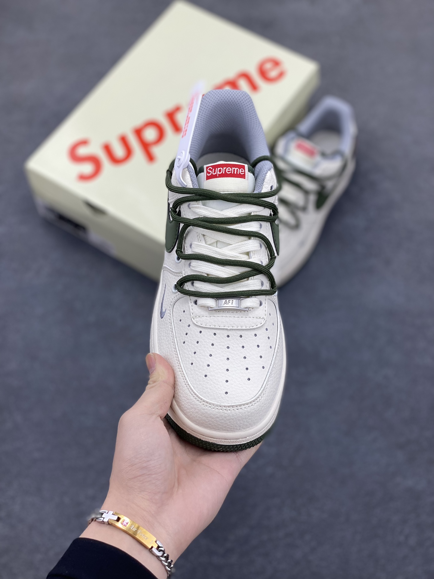 图片[2]-NIke Air Force 1 \’07 Low “Supreme联名——双拼灰绿抽绳”空军一号 低帮 运动鞋 休闲鞋 折边针车 工艺难度大 原楦头原纸板 原装鞋盒 定制五金配件 内置全掌气垫 原厂鞋底 货号：DM6868-070 尺码：36 36.5 37.5 38 38.5 39 40 40.5 41 42 42.5 43 44 44.5 45-选品中心