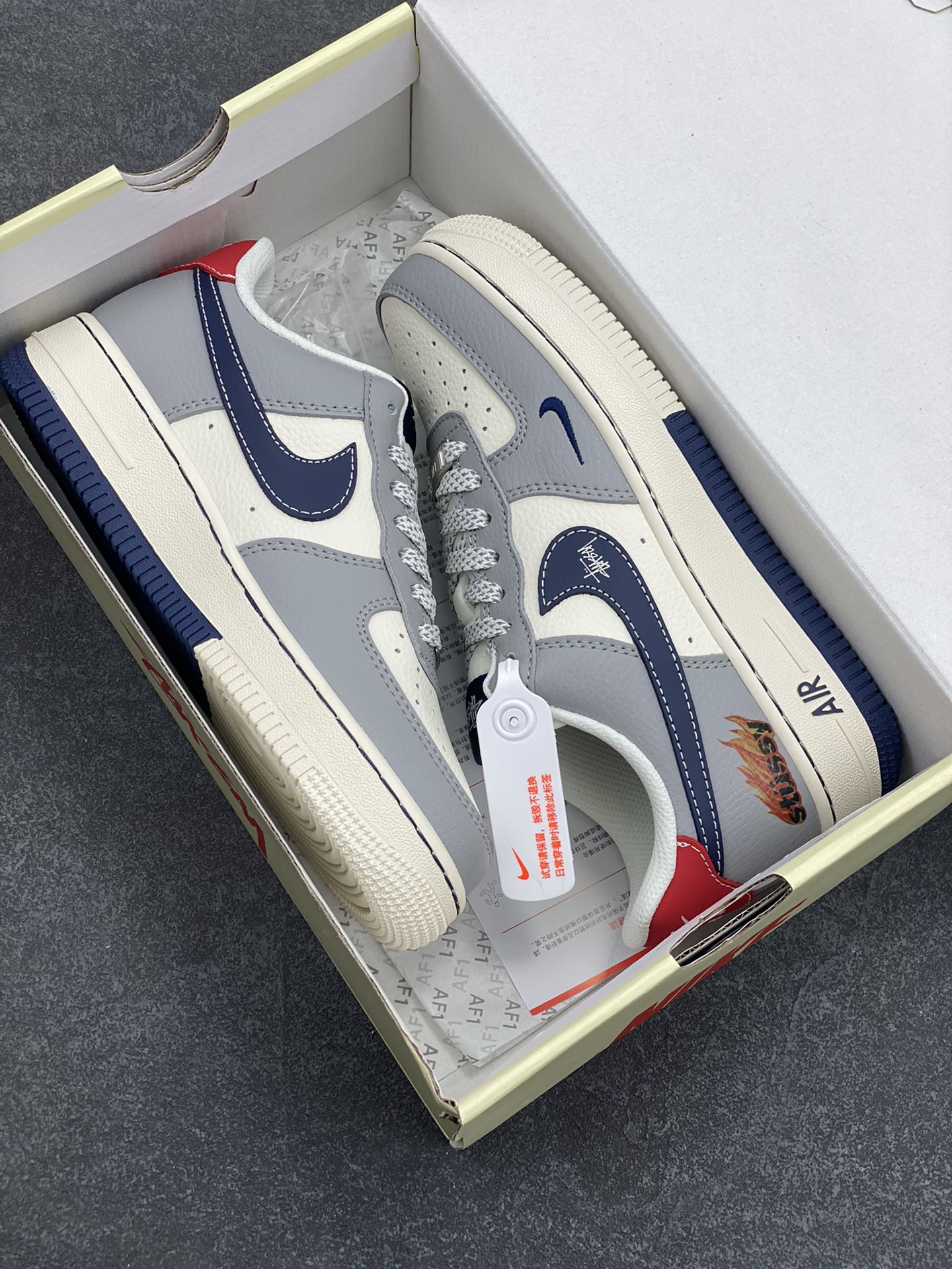 图片[9]-NIke Air Force 1 \’07 Low “斯图西联名——双拼火焰”空军一号 低帮 运动鞋 休闲鞋 折边针车 工艺难度大 原楦头原纸板 原装鞋盒 定制五金配件 内置全掌气垫 原厂鞋底 货号：XS1958-555 尺码：36 36.5 37.5 38 38.5 39 40 40.5 41 42 42.5 43 44 44.5 45-选品中心