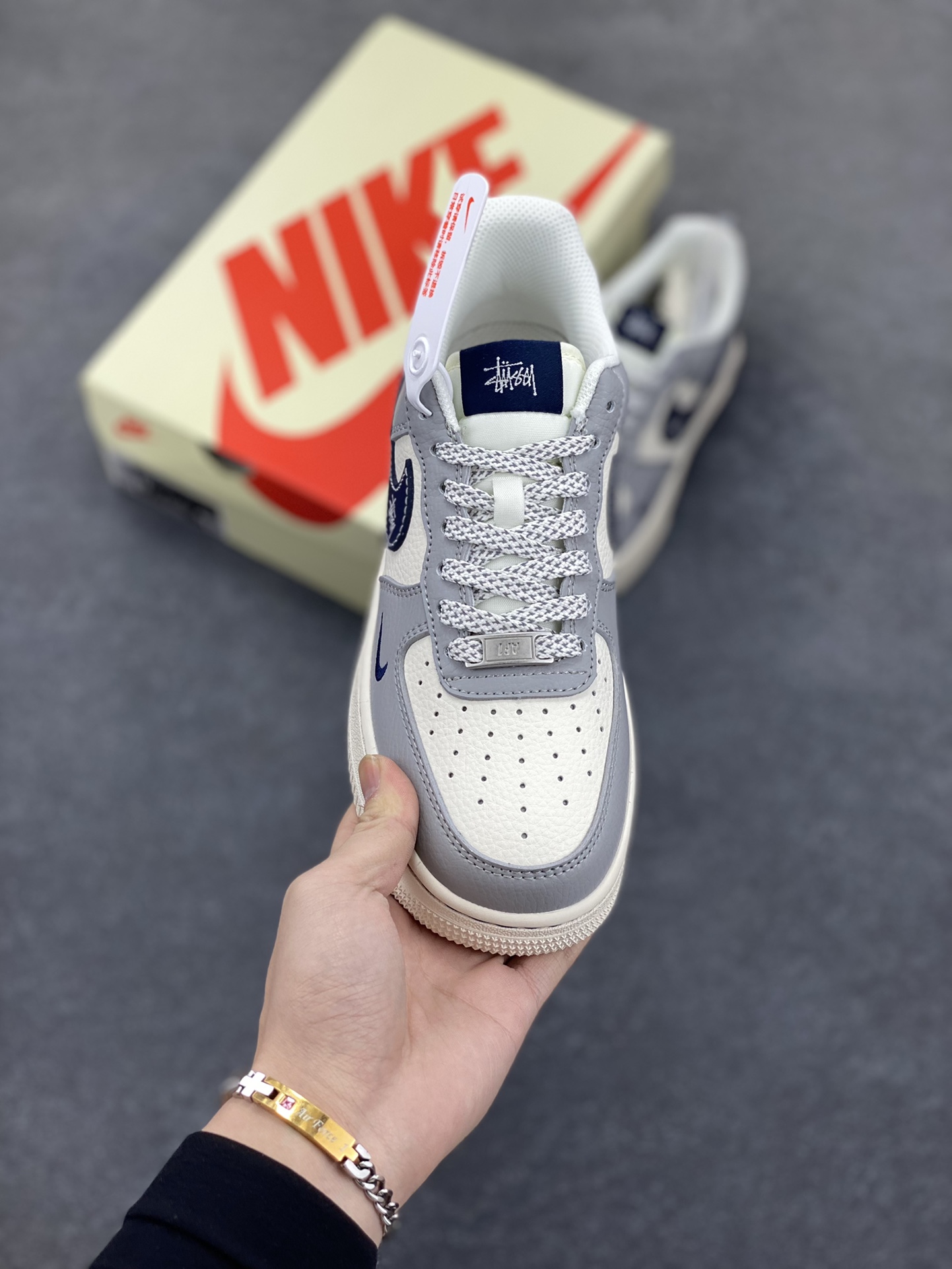 图片[2]-NIke Air Force 1 \’07 Low “斯图西联名——双拼火焰”空军一号 低帮 运动鞋 休闲鞋 折边针车 工艺难度大 原楦头原纸板 原装鞋盒 定制五金配件 内置全掌气垫 原厂鞋底 货号：XS1958-555 尺码：36 36.5 37.5 38 38.5 39 40 40.5 41 42 42.5 43 44 44.5 45-选品中心