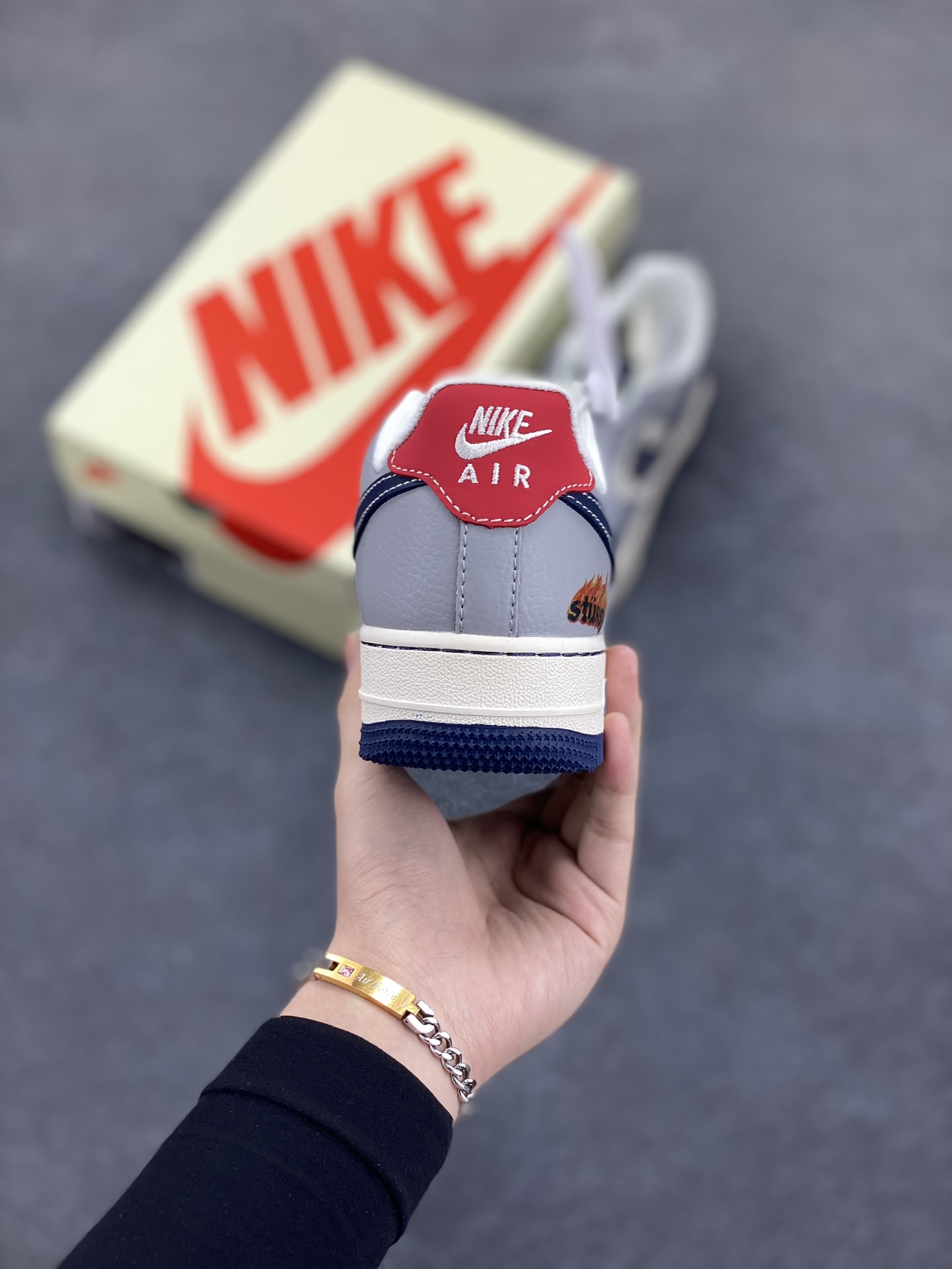 图片[4]-NIke Air Force 1 \’07 Low “斯图西联名——双拼火焰”空军一号 低帮 运动鞋 休闲鞋 折边针车 工艺难度大 原楦头原纸板 原装鞋盒 定制五金配件 内置全掌气垫 原厂鞋底 货号：XS1958-555 尺码：36 36.5 37.5 38 38.5 39 40 40.5 41 42 42.5 43 44 44.5 45-选品中心