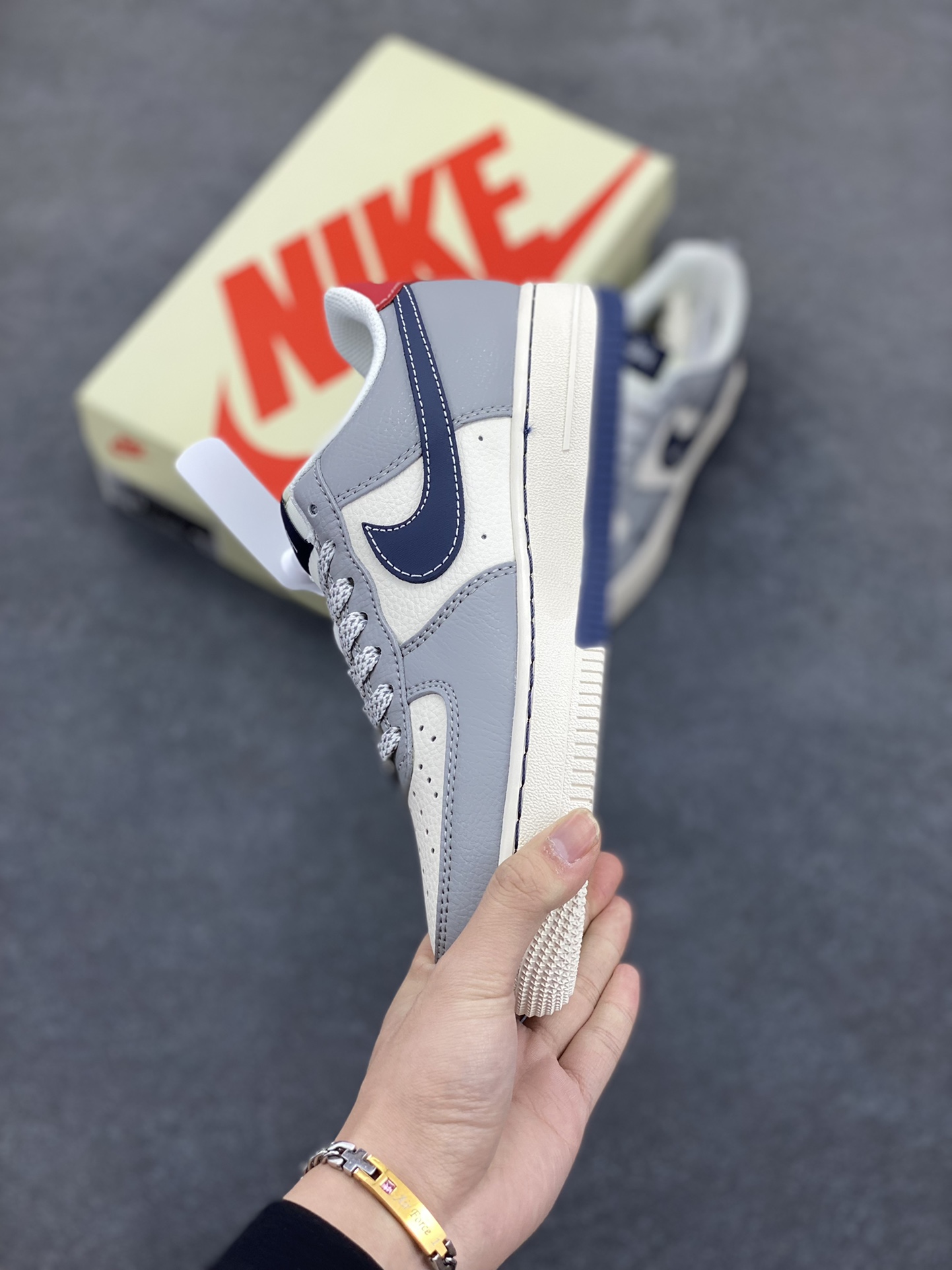 图片[3]-NIke Air Force 1 \’07 Low “斯图西联名——双拼火焰”空军一号 低帮 运动鞋 休闲鞋 折边针车 工艺难度大 原楦头原纸板 原装鞋盒 定制五金配件 内置全掌气垫 原厂鞋底 货号：XS1958-555 尺码：36 36.5 37.5 38 38.5 39 40 40.5 41 42 42.5 43 44 44.5 45-选品中心