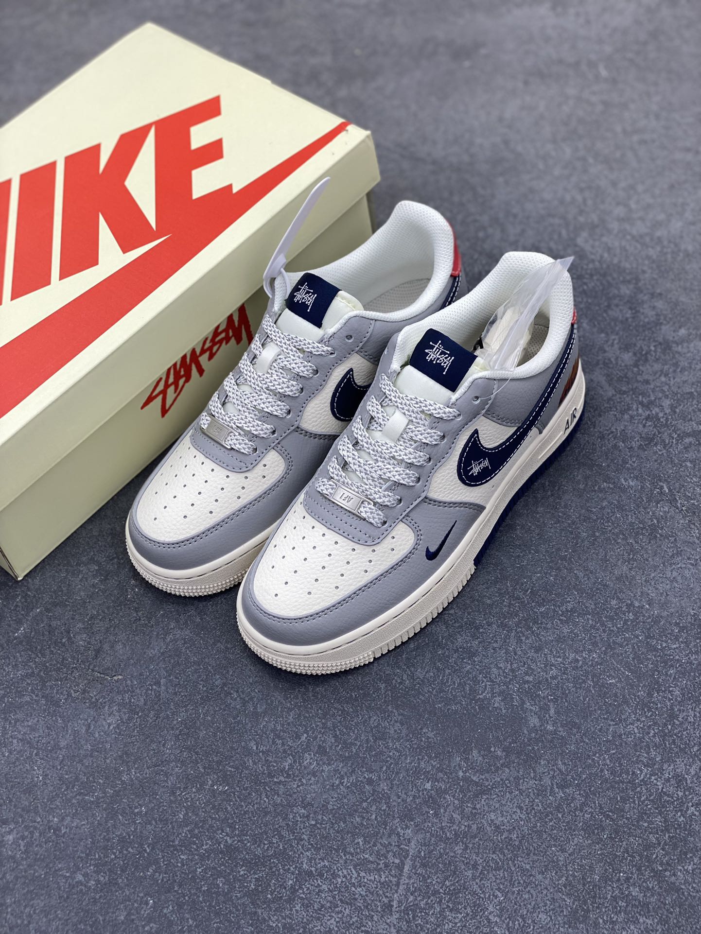 图片[8]-NIke Air Force 1 \’07 Low “斯图西联名——双拼火焰”空军一号 低帮 运动鞋 休闲鞋 折边针车 工艺难度大 原楦头原纸板 原装鞋盒 定制五金配件 内置全掌气垫 原厂鞋底 货号：XS1958-555 尺码：36 36.5 37.5 38 38.5 39 40 40.5 41 42 42.5 43 44 44.5 45-选品中心