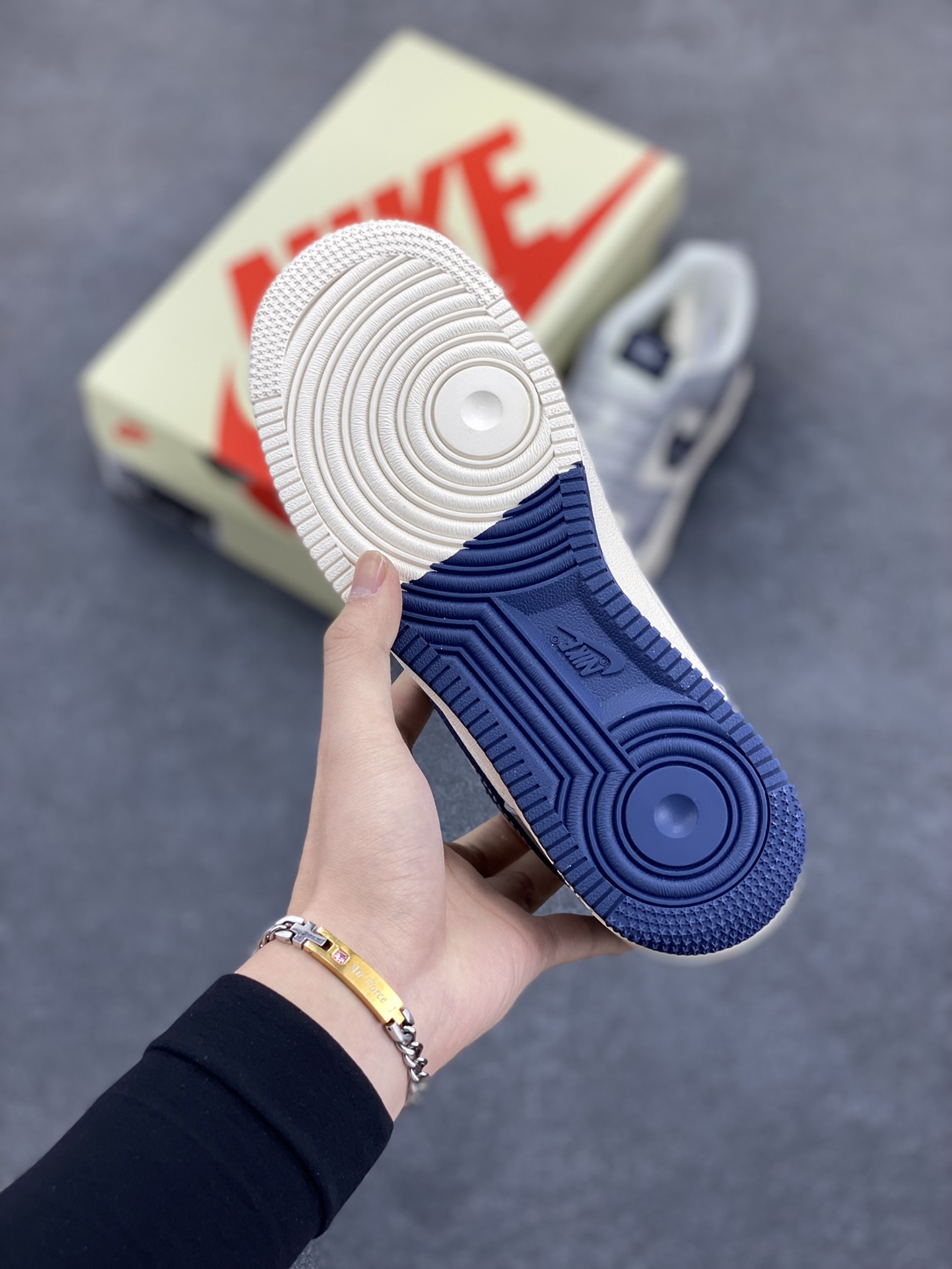 图片[5]-NIke Air Force 1 \’07 Low “斯图西联名——双拼火焰”空军一号 低帮 运动鞋 休闲鞋 折边针车 工艺难度大 原楦头原纸板 原装鞋盒 定制五金配件 内置全掌气垫 原厂鞋底 货号：XS1958-555 尺码：36 36.5 37.5 38 38.5 39 40 40.5 41 42 42.5 43 44 44.5 45-选品中心