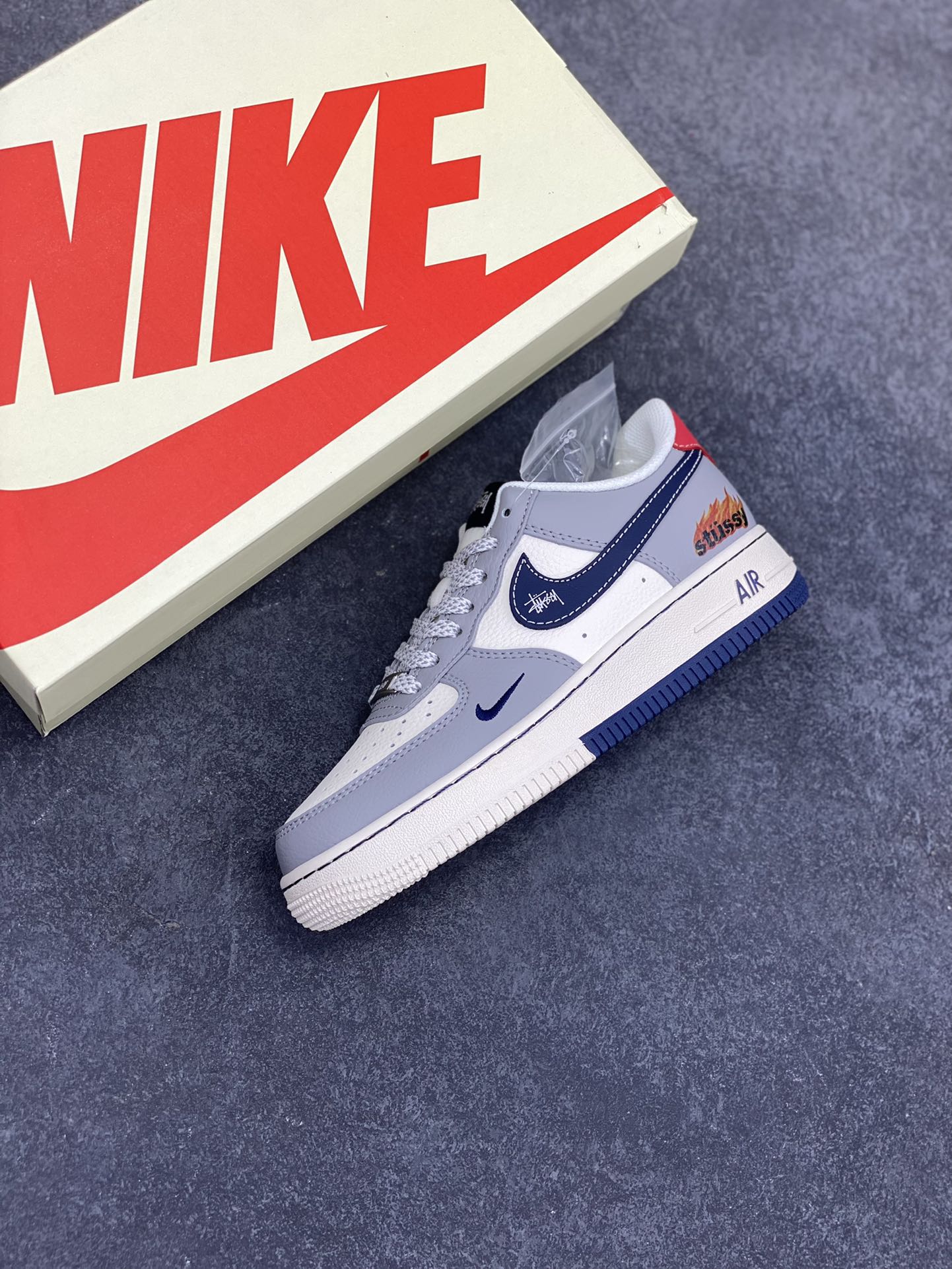 图片[7]-NIke Air Force 1 \’07 Low “斯图西联名——双拼火焰”空军一号 低帮 运动鞋 休闲鞋 折边针车 工艺难度大 原楦头原纸板 原装鞋盒 定制五金配件 内置全掌气垫 原厂鞋底 货号：XS1958-555 尺码：36 36.5 37.5 38 38.5 39 40 40.5 41 42 42.5 43 44 44.5 45-选品中心