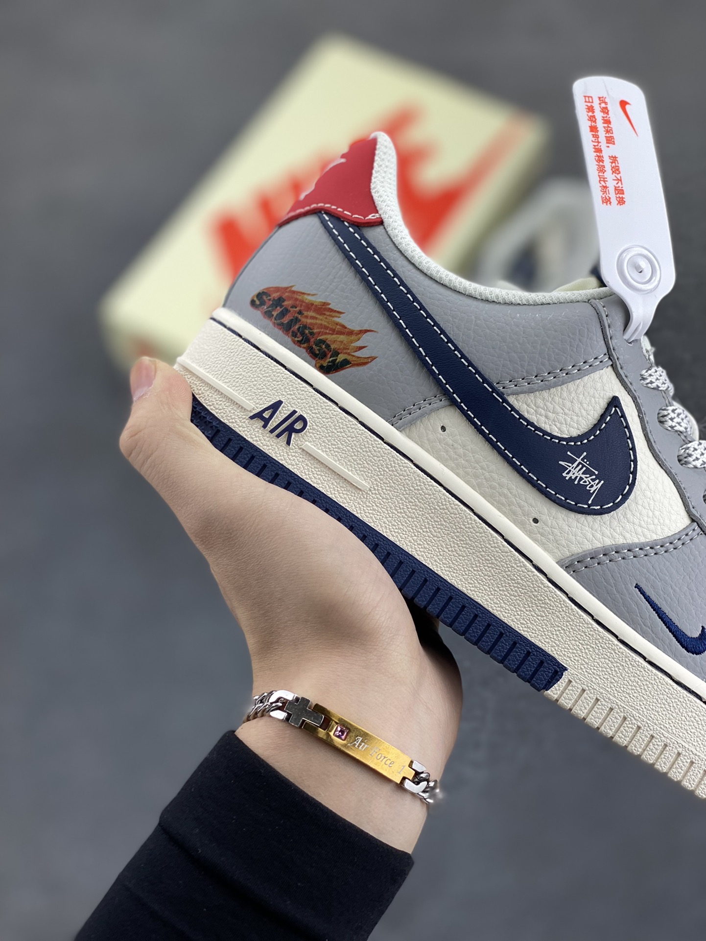 图片[6]-NIke Air Force 1 \’07 Low “斯图西联名——双拼火焰”空军一号 低帮 运动鞋 休闲鞋 折边针车 工艺难度大 原楦头原纸板 原装鞋盒 定制五金配件 内置全掌气垫 原厂鞋底 货号：XS1958-555 尺码：36 36.5 37.5 38 38.5 39 40 40.5 41 42 42.5 43 44 44.5 45-选品中心