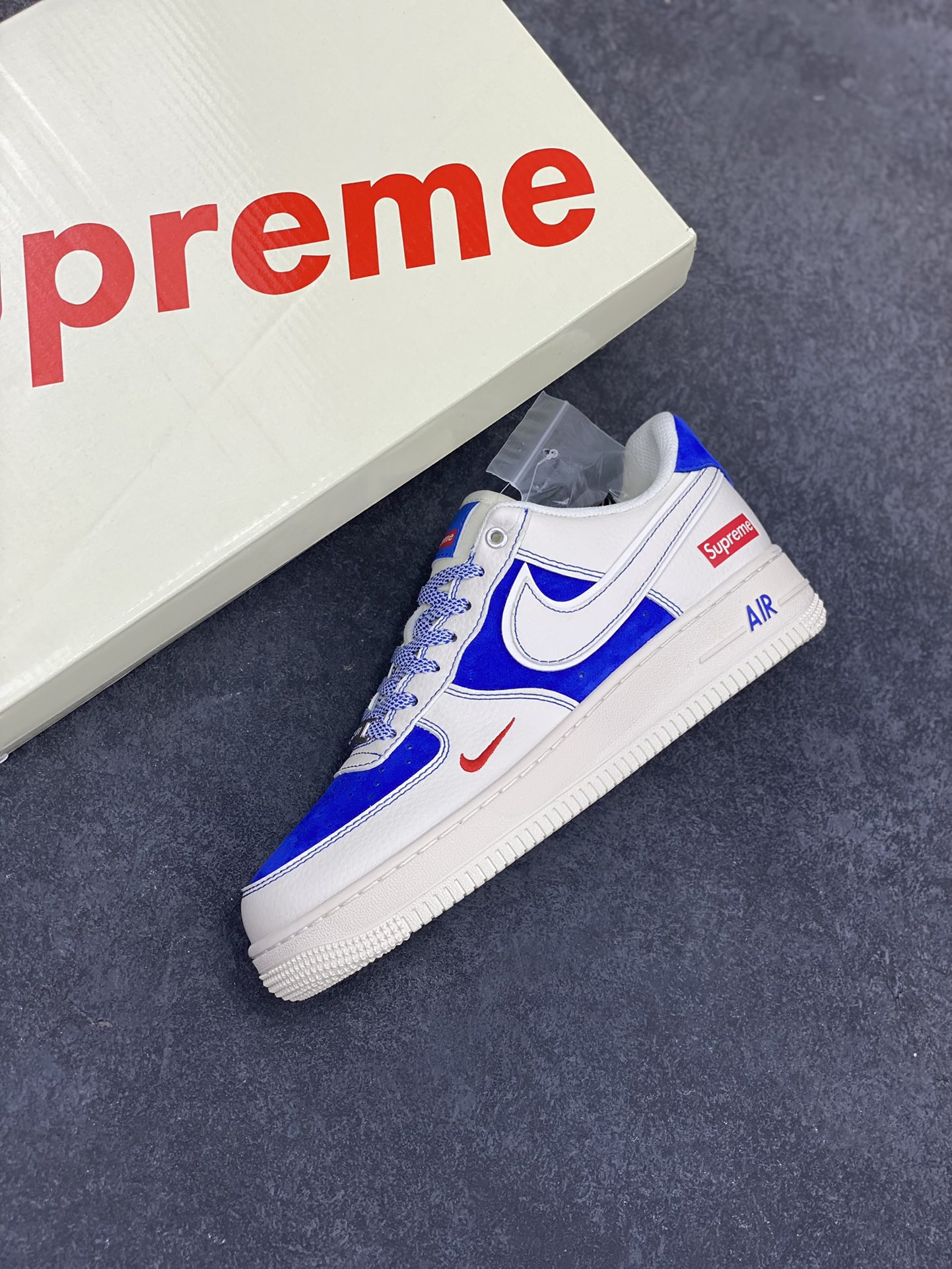 图片[7]-NIke Air Force 1 \’07 Low “Supreme联名——米白群青”空军一号 低帮 运动鞋 休闲鞋 折边针车 工艺难度大 原楦头原纸板 原装鞋盒 定制五金配件 内置全掌气垫 原厂鞋底 货号：SJ6698-004 尺码：36 36.5 37.5 38 38.5 39 40 40.5 41 42 42.5 43 44 44.5 45-选品中心