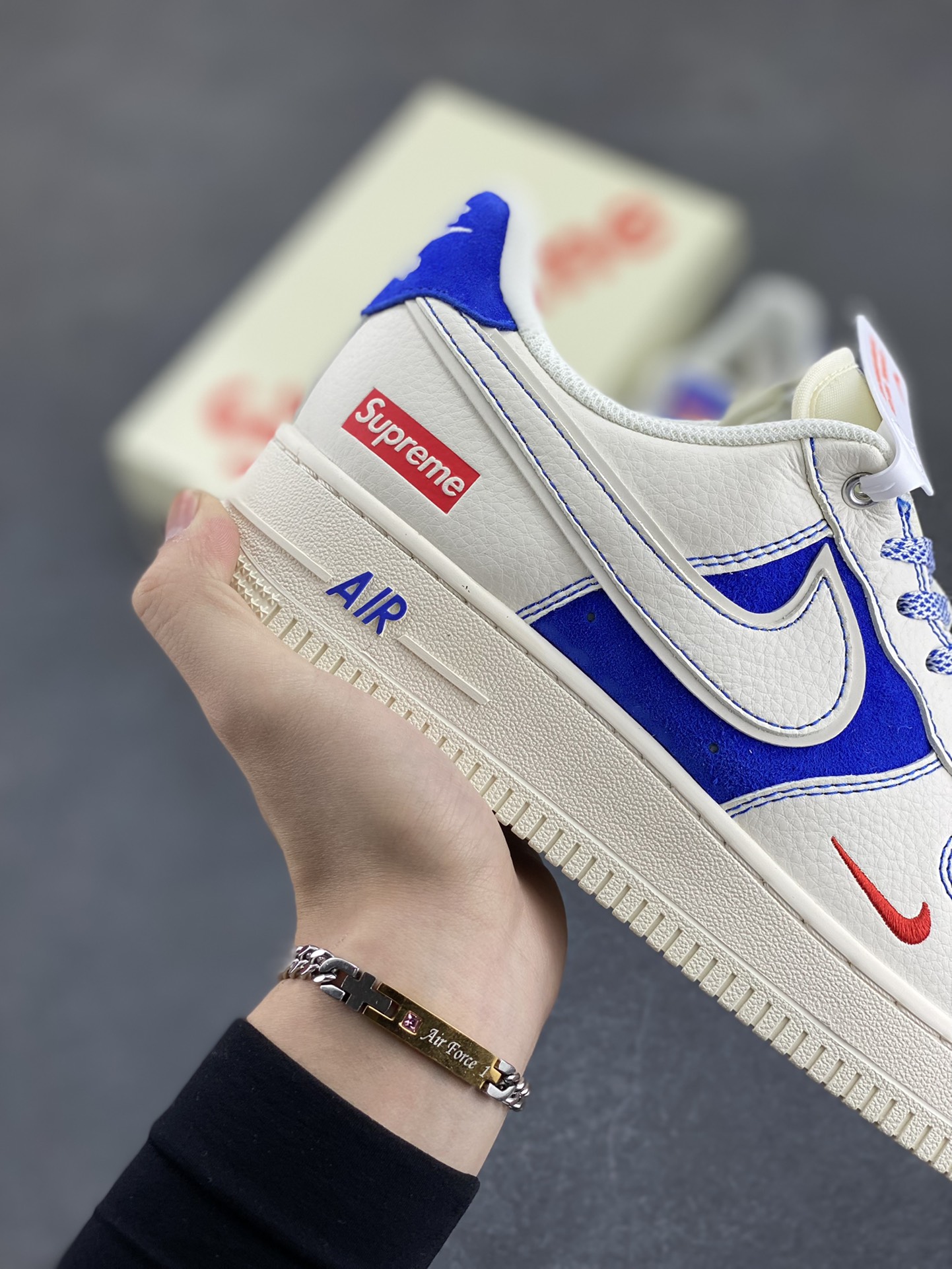 图片[6]-NIke Air Force 1 \’07 Low “Supreme联名——米白群青”空军一号 低帮 运动鞋 休闲鞋 折边针车 工艺难度大 原楦头原纸板 原装鞋盒 定制五金配件 内置全掌气垫 原厂鞋底 货号：SJ6698-004 尺码：36 36.5 37.5 38 38.5 39 40 40.5 41 42 42.5 43 44 44.5 45-选品中心