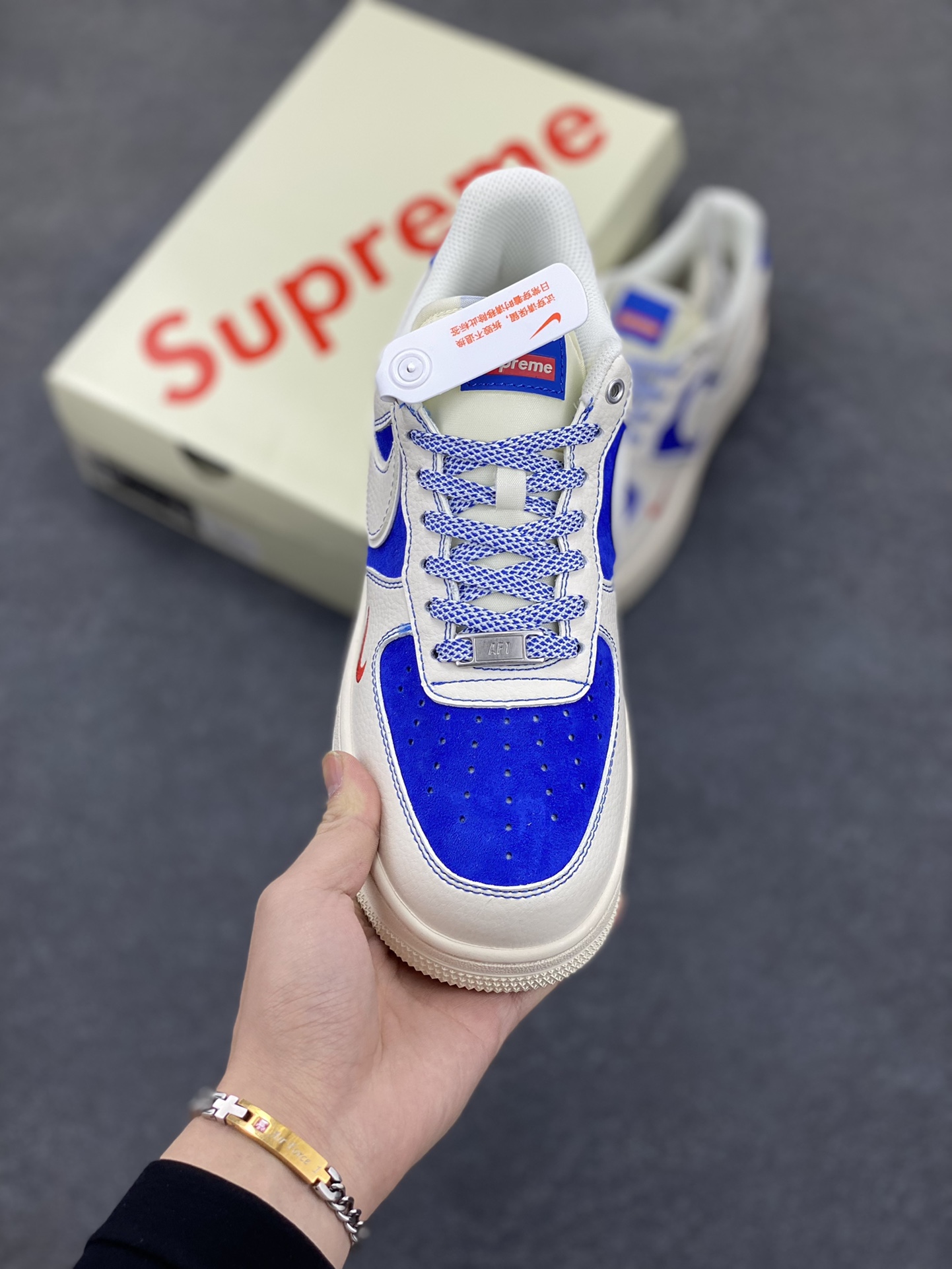 图片[2]-NIke Air Force 1 \’07 Low “Supreme联名——米白群青”空军一号 低帮 运动鞋 休闲鞋 折边针车 工艺难度大 原楦头原纸板 原装鞋盒 定制五金配件 内置全掌气垫 原厂鞋底 货号：SJ6698-004 尺码：36 36.5 37.5 38 38.5 39 40 40.5 41 42 42.5 43 44 44.5 45-选品中心