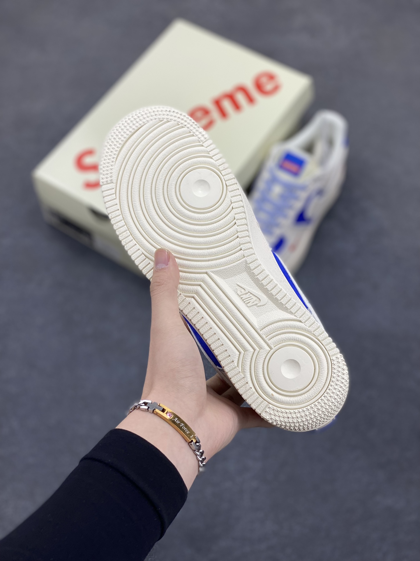 图片[5]-NIke Air Force 1 \’07 Low “Supreme联名——米白群青”空军一号 低帮 运动鞋 休闲鞋 折边针车 工艺难度大 原楦头原纸板 原装鞋盒 定制五金配件 内置全掌气垫 原厂鞋底 货号：SJ6698-004 尺码：36 36.5 37.5 38 38.5 39 40 40.5 41 42 42.5 43 44 44.5 45-选品中心