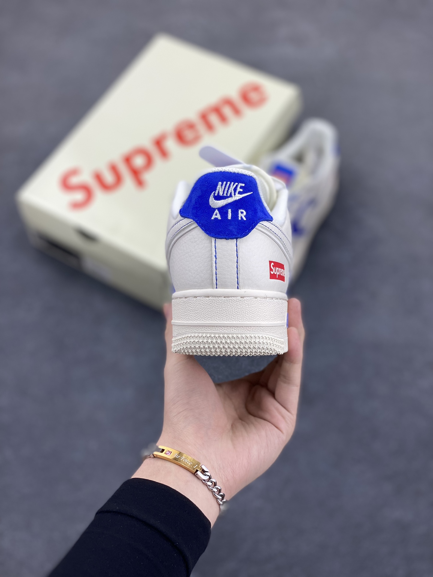 图片[4]-NIke Air Force 1 \’07 Low “Supreme联名——米白群青”空军一号 低帮 运动鞋 休闲鞋 折边针车 工艺难度大 原楦头原纸板 原装鞋盒 定制五金配件 内置全掌气垫 原厂鞋底 货号：SJ6698-004 尺码：36 36.5 37.5 38 38.5 39 40 40.5 41 42 42.5 43 44 44.5 45-选品中心