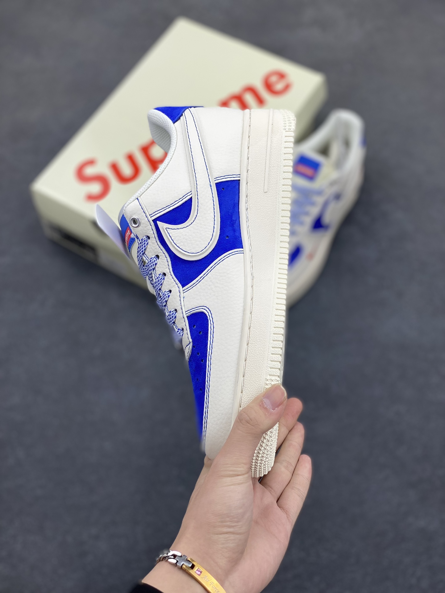图片[3]-NIke Air Force 1 \’07 Low “Supreme联名——米白群青”空军一号 低帮 运动鞋 休闲鞋 折边针车 工艺难度大 原楦头原纸板 原装鞋盒 定制五金配件 内置全掌气垫 原厂鞋底 货号：SJ6698-004 尺码：36 36.5 37.5 38 38.5 39 40 40.5 41 42 42.5 43 44 44.5 45-选品中心