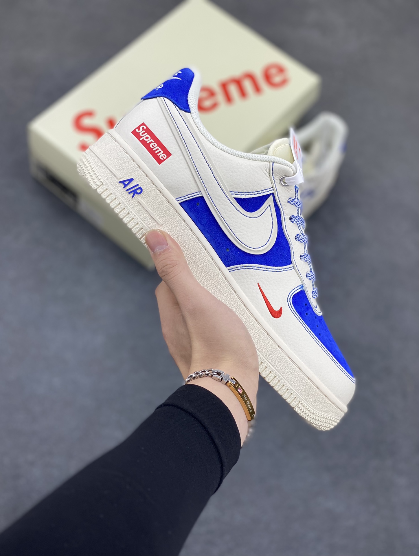 NIke Air Force 1 \'07 Low “Supreme联名——米白群青”空军一号 低帮 运动鞋 休闲鞋 折边针车 工艺难度大 原楦头原纸板 原装鞋盒 定制五金配件 内置全掌气垫 原厂鞋底 货号：SJ6698-004 尺码：36 36.5 37.5 38 38.5 39 40 40.5 41 42 42.5 43 44 44.5 45-选品中心