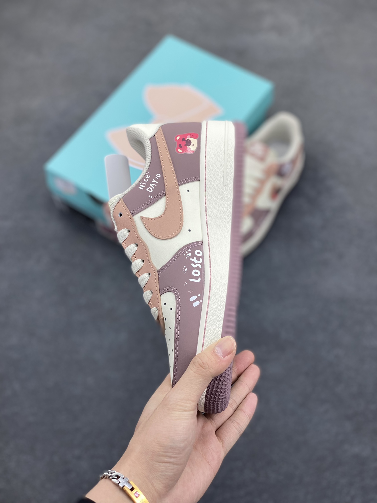 图片[3]-520系列限定 “草莓熊”Nike Air Force 1 “Strawberry Bear”空军一号定制低帮板鞋 草莓熊成为了《玩具总动员3》中最受欢迎的角色之一，草莓熊拥有粉红色的皮肤，搭配绿色的头发，有着圆圆的耳朵、笑歪的嘴巴以及草莓形状的鼻子，毛绒绒的身体、圆鼓鼓的肚子，全身散发着香甜的草莓味 货号：DB3301-551 尺码：36 36.5 37.5 38 38.5 39 40 40.5 41 42 42.5 43 44 44.5 45-选品中心