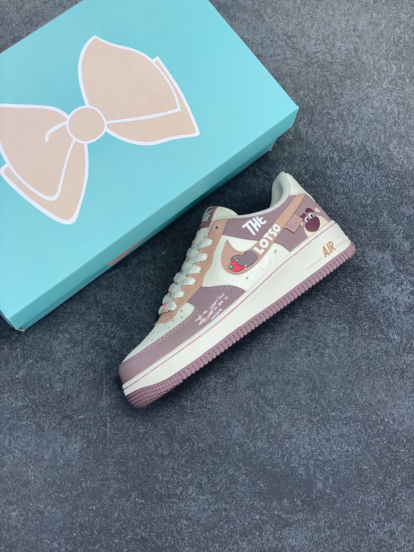 图片[7]-520系列限定 “草莓熊”Nike Air Force 1 “Strawberry Bear”空军一号定制低帮板鞋 草莓熊成为了《玩具总动员3》中最受欢迎的角色之一，草莓熊拥有粉红色的皮肤，搭配绿色的头发，有着圆圆的耳朵、笑歪的嘴巴以及草莓形状的鼻子，毛绒绒的身体、圆鼓鼓的肚子，全身散发着香甜的草莓味 货号：DB3301-551 尺码：36 36.5 37.5 38 38.5 39 40 40.5 41 42 42.5 43 44 44.5 45-选品中心
