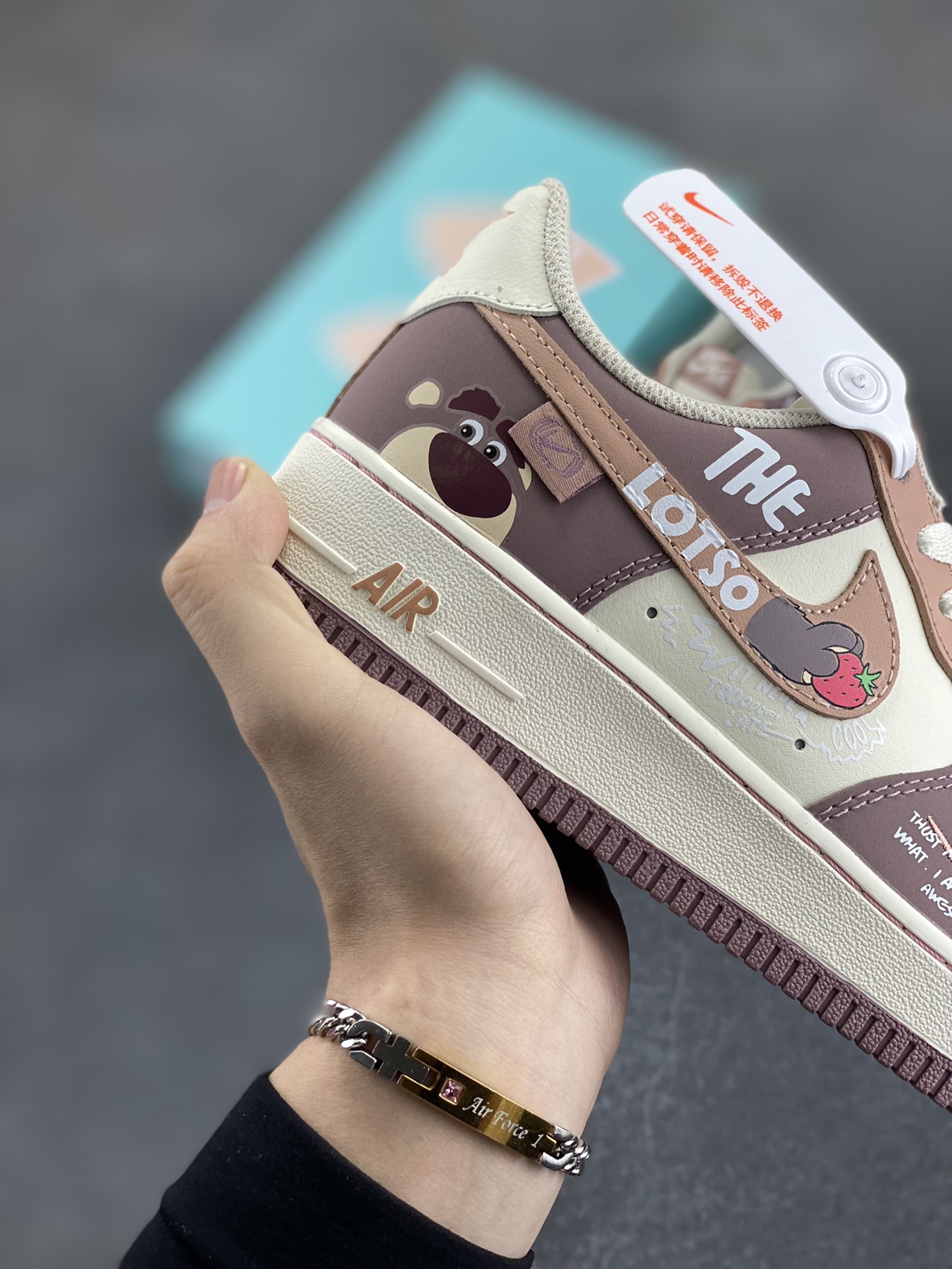 图片[6]-520系列限定 “草莓熊”Nike Air Force 1 “Strawberry Bear”空军一号定制低帮板鞋 草莓熊成为了《玩具总动员3》中最受欢迎的角色之一，草莓熊拥有粉红色的皮肤，搭配绿色的头发，有着圆圆的耳朵、笑歪的嘴巴以及草莓形状的鼻子，毛绒绒的身体、圆鼓鼓的肚子，全身散发着香甜的草莓味 货号：DB3301-551 尺码：36 36.5 37.5 38 38.5 39 40 40.5 41 42 42.5 43 44 44.5 45-选品中心