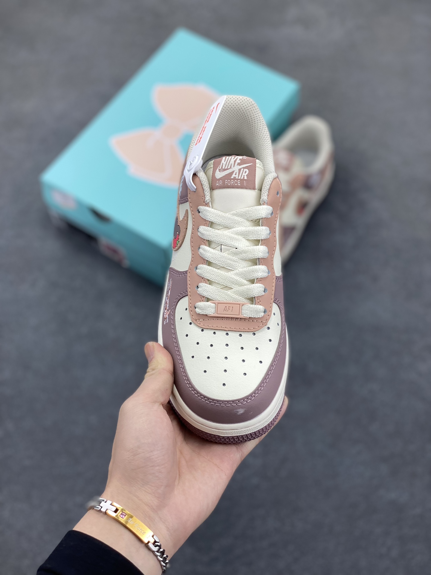图片[2]-520系列限定 “草莓熊”Nike Air Force 1 “Strawberry Bear”空军一号定制低帮板鞋 草莓熊成为了《玩具总动员3》中最受欢迎的角色之一，草莓熊拥有粉红色的皮肤，搭配绿色的头发，有着圆圆的耳朵、笑歪的嘴巴以及草莓形状的鼻子，毛绒绒的身体、圆鼓鼓的肚子，全身散发着香甜的草莓味 货号：DB3301-551 尺码：36 36.5 37.5 38 38.5 39 40 40.5 41 42 42.5 43 44 44.5 45-选品中心