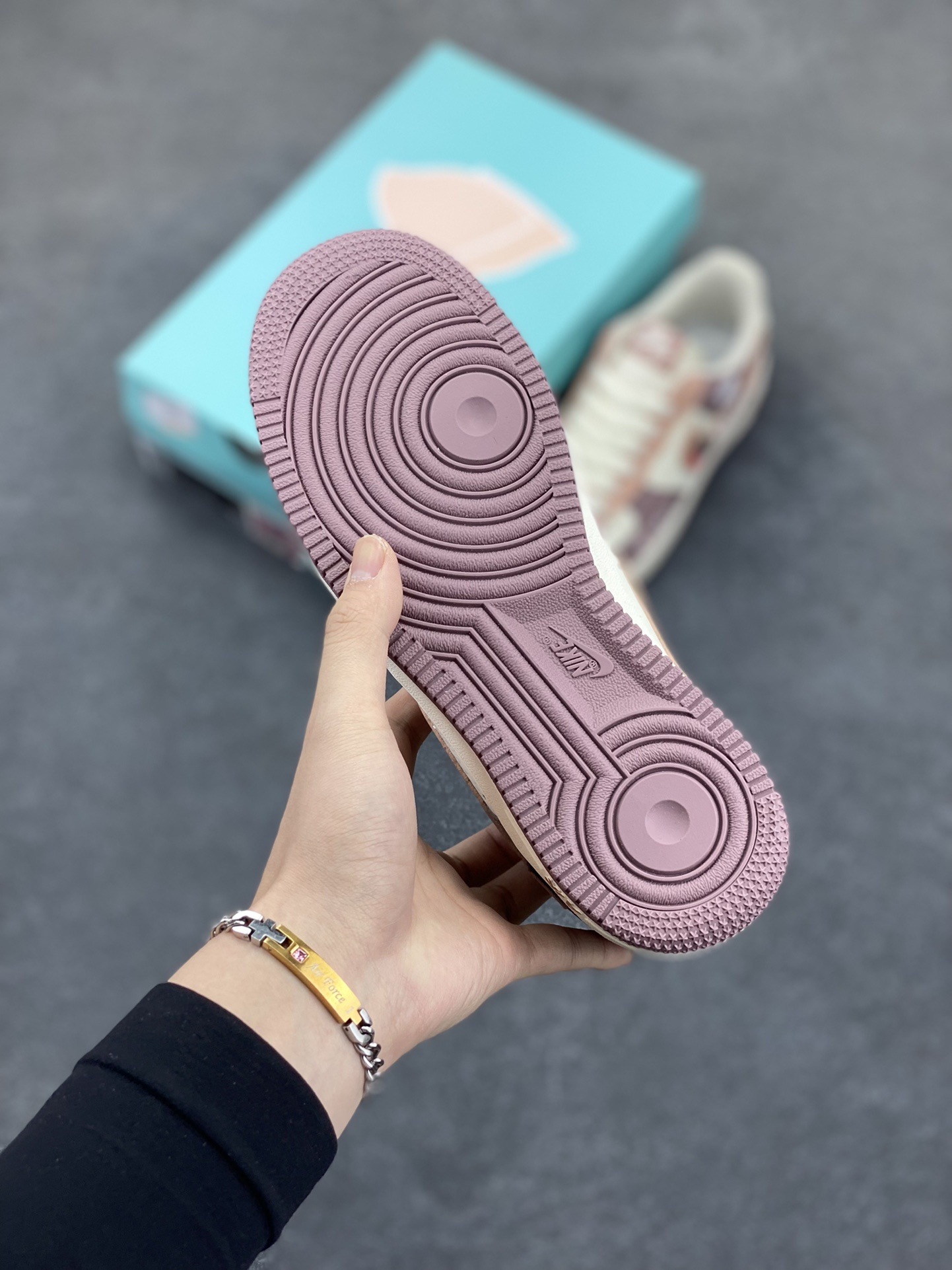 图片[5]-520系列限定 “草莓熊”Nike Air Force 1 “Strawberry Bear”空军一号定制低帮板鞋 草莓熊成为了《玩具总动员3》中最受欢迎的角色之一，草莓熊拥有粉红色的皮肤，搭配绿色的头发，有着圆圆的耳朵、笑歪的嘴巴以及草莓形状的鼻子，毛绒绒的身体、圆鼓鼓的肚子，全身散发着香甜的草莓味 货号：DB3301-551 尺码：36 36.5 37.5 38 38.5 39 40 40.5 41 42 42.5 43 44 44.5 45-选品中心