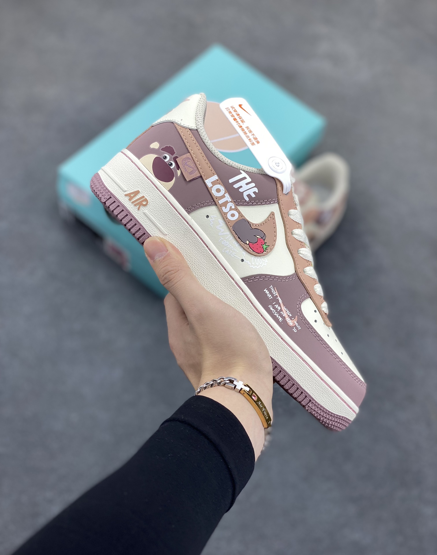 520系列限定 “草莓熊”Nike Air Force 1 “Strawberry Bear”空军一号定制低帮板鞋 草莓熊成为了《玩具总动员3》中最受欢迎的角色之一，草莓熊拥有粉红色的皮肤，搭配绿色的头发，有着圆圆的耳朵、笑歪的嘴巴以及草莓形状的鼻子，毛绒绒的身体、圆鼓鼓的肚子，全身散发着香甜的草莓味 货号：DB3301-551 尺码：36 36.5 37.5 38 38.5 39 40 40.5 41 42 42.5 43 44 44.5 45-选品中心