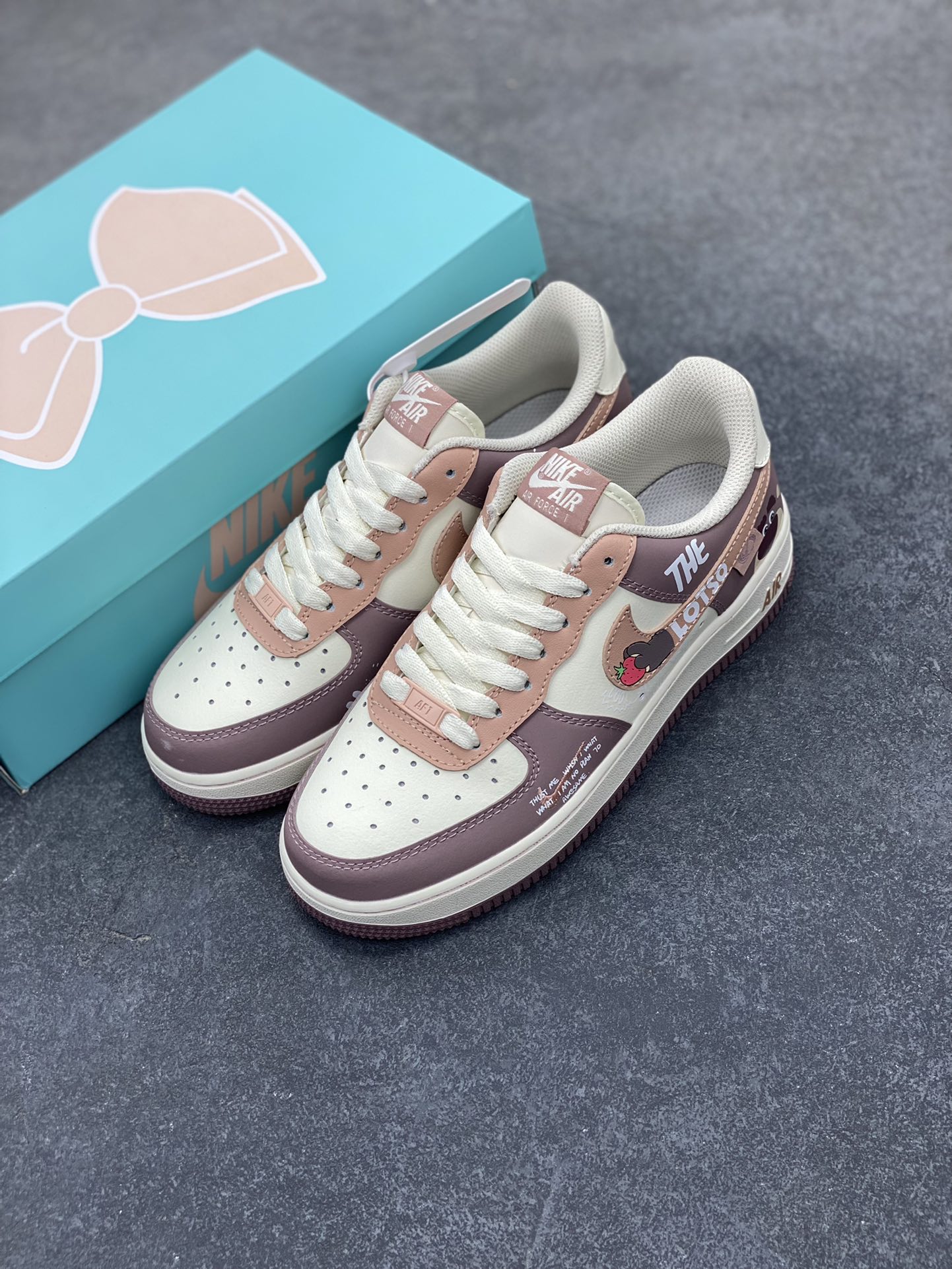 图片[8]-520系列限定 “草莓熊”Nike Air Force 1 “Strawberry Bear”空军一号定制低帮板鞋 草莓熊成为了《玩具总动员3》中最受欢迎的角色之一，草莓熊拥有粉红色的皮肤，搭配绿色的头发，有着圆圆的耳朵、笑歪的嘴巴以及草莓形状的鼻子，毛绒绒的身体、圆鼓鼓的肚子，全身散发着香甜的草莓味 货号：DB3301-551 尺码：36 36.5 37.5 38 38.5 39 40 40.5 41 42 42.5 43 44 44.5 45-选品中心